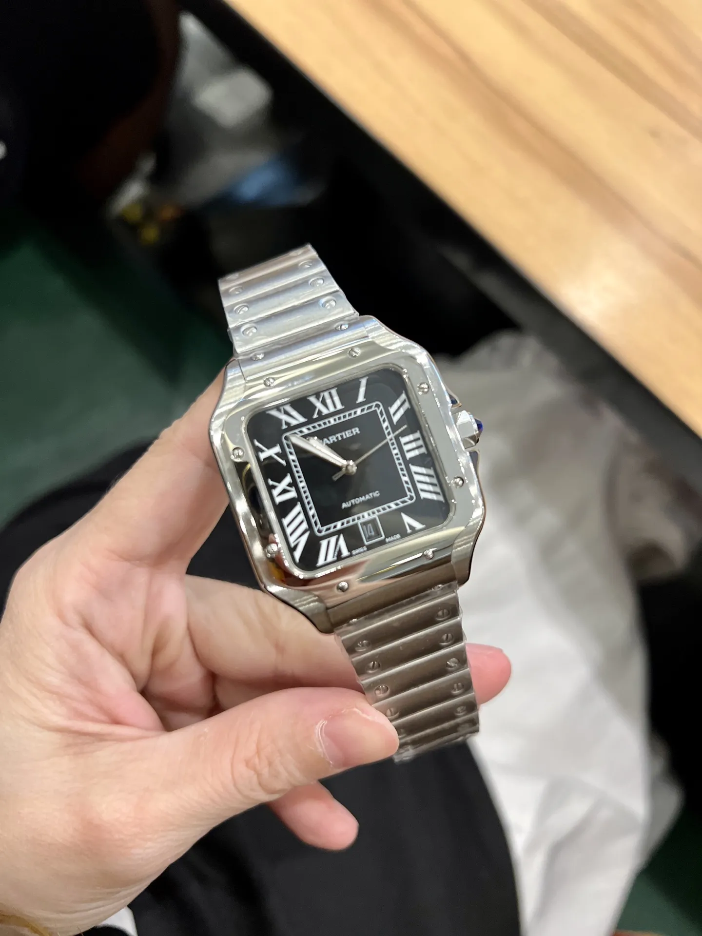 💰260(暂无金壳和女款 卡地亚Santos de Cartier腕表可以说是世界上第一枚真正意义上的腕表,迄今已有百年历史,1904年卡地亚推出了一枚可以佩戴在腕间的手表,并以挚友山度士的名字命名,这便是Santos腕表的由来。当时的所谓“腕表”不过是一些“权宜”的表款,就是是将怀表系在了手腕上,表冠仍旧位于12点钟位置!而山度士开创式的设计将表冠设计在3点钟位置,并在把头上镶嵌一颗天然尖晶石,幽蓝的光芒至今俘虏了无数消费者的心。今天给大家带来的就是18年最新升级款山度士,40mm表径,搭载全自动机械机芯,镀膜玻璃,30m防水,送礼自用佳品