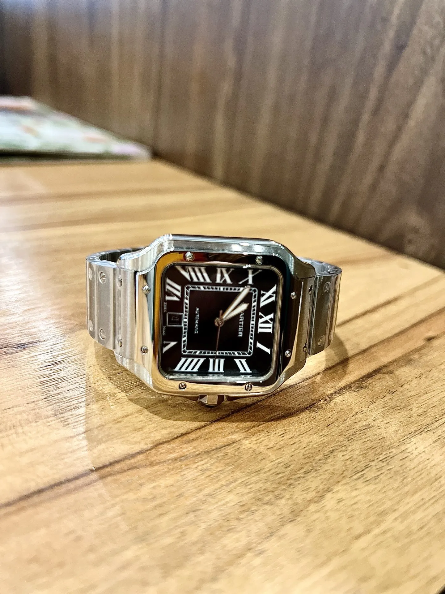 💰260（暂无金壳和女款 卡地亚Santos de Cartier腕表可以说是世界上第一枚真正意义上的腕表，迄今已有百年历史，1904年卡地亚推出了一枚可以佩戴在腕间的手表，并以挚友山度士的名字命名，这便是Santos腕表的由来。当时的所谓&ldquo;腕表&rdquo;不过是一些&ldquo;权宜&rdquo;的表款，就是是将怀表系在了手腕上，表冠仍旧位于12点钟位置！而山度士开创式的设计将表冠设计在3点钟位置，并在把头上镶嵌一颗天然尖晶石，幽蓝的光芒至今俘虏了无数消费者的心。今天给大家带来的就是18年最新升级款山度士，40mm表径，搭载全自动机械机芯，镀膜玻璃，30m防水，送礼自用佳品