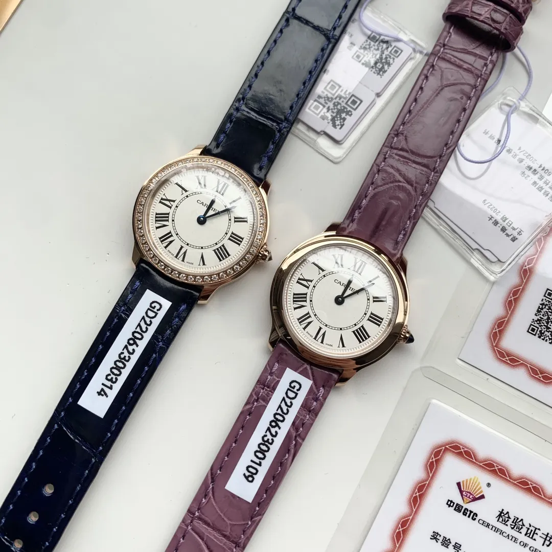新春好礼🎁下单加赠意大利进口小牛皮🎆 新春款 伦敦29‘MM,包金 搭配美洲鳄鱼 ✈️ Cartier卡地亚RondeLouis石英玫瑰金鳄鱼皮表带手表 卡地亚伦敦新款系列全新推出,顶级原单品质!表盘直径:29mm 厚度:7.54mm,生活防水深度3巴(约30米)18K金版本,一表一证。保修卡三码一致卡地亚157原装石英机芯,走时精准。表带采用进口美洲鳄鱼皮🐊搭配原装针扣。佩戴舒适,质感上佳!卡家众多系列之中伦敦系列承袭圆润造型以罗马数字时标、剑形蓝钢指针搭配凸圆形表冠和轨道式分钟圈演绎卡地亚的经典时计美学 .最后说一下 这个货无论做工配件材质细节都是一流,非市场通货 支持任意对比。不满意支持任意退换!四色现货!