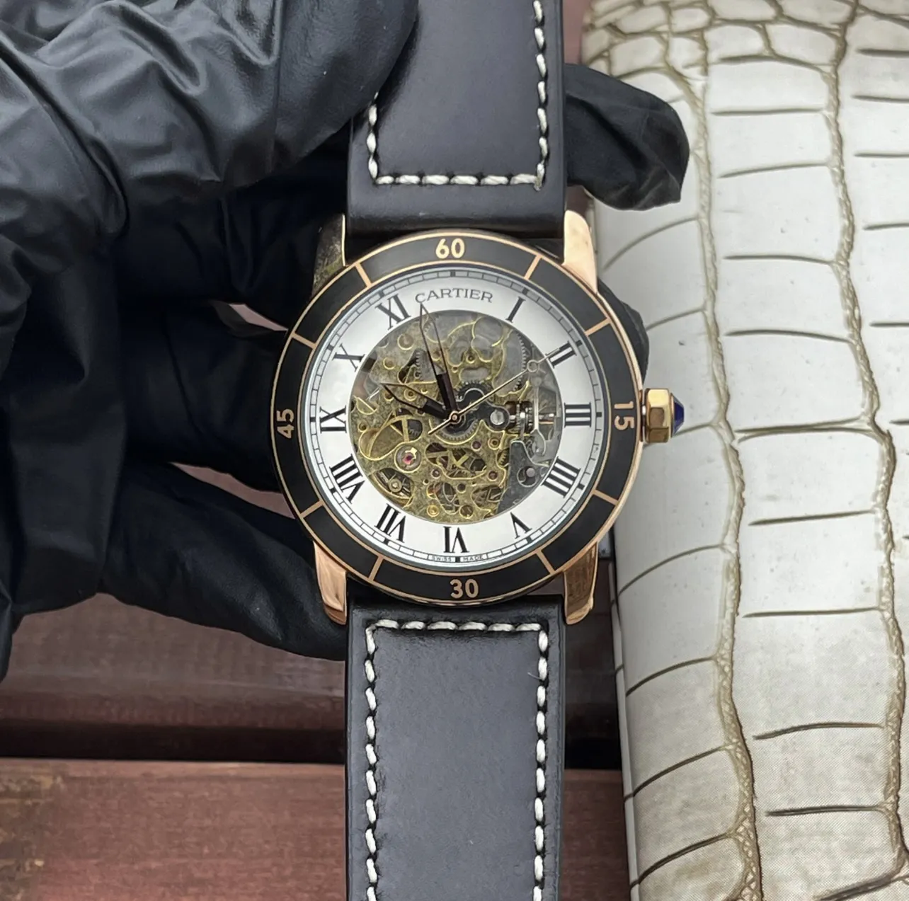 白皮540 玫+20 钢带+20卡地亚 Ronde de Cartier 自动机械镂空腕表 具有高雅别致、极具现代感的特点,佩戴能突出男士魅力,彰显气质。镂空机芯 精湛工艺 精雕细琢 超级品质 更添儒雅气息42mm*12mm 进口牛皮表带 佩戴舒适易搭衣服,上手足以应付各类场合