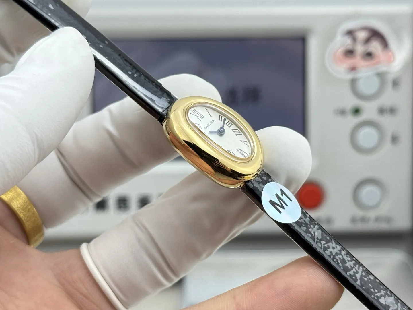 M1 Factory 卡地亚迷你浴缸，Cartier Mini Baignoire 长在每个人心尖上的审美。玲珑小巧却有极具辨识度，圆润流畅的椭园形表壳，金属光泽圆润细腻，折射出优雅与精致。独特迷你尺 寸24.6mm*18.7mm，搭配卡地亚经典的罗 马数字，烧钢蓝指针与蓝宝石浑圆表冠，简约 又不失细节。每一处设计都彰显品牌的传承 与匠心。轻盈服帖的圆弧形贴手腕设计，是 低调奢华的极致表现。无论单戴还是疊搭珠 宝都能轻松驾驭，不张扬却足以让人一眼记 住。这个就是迷你浴缸的魅力。M1出品，必属精品，致力于打造属于你命定的小金表。