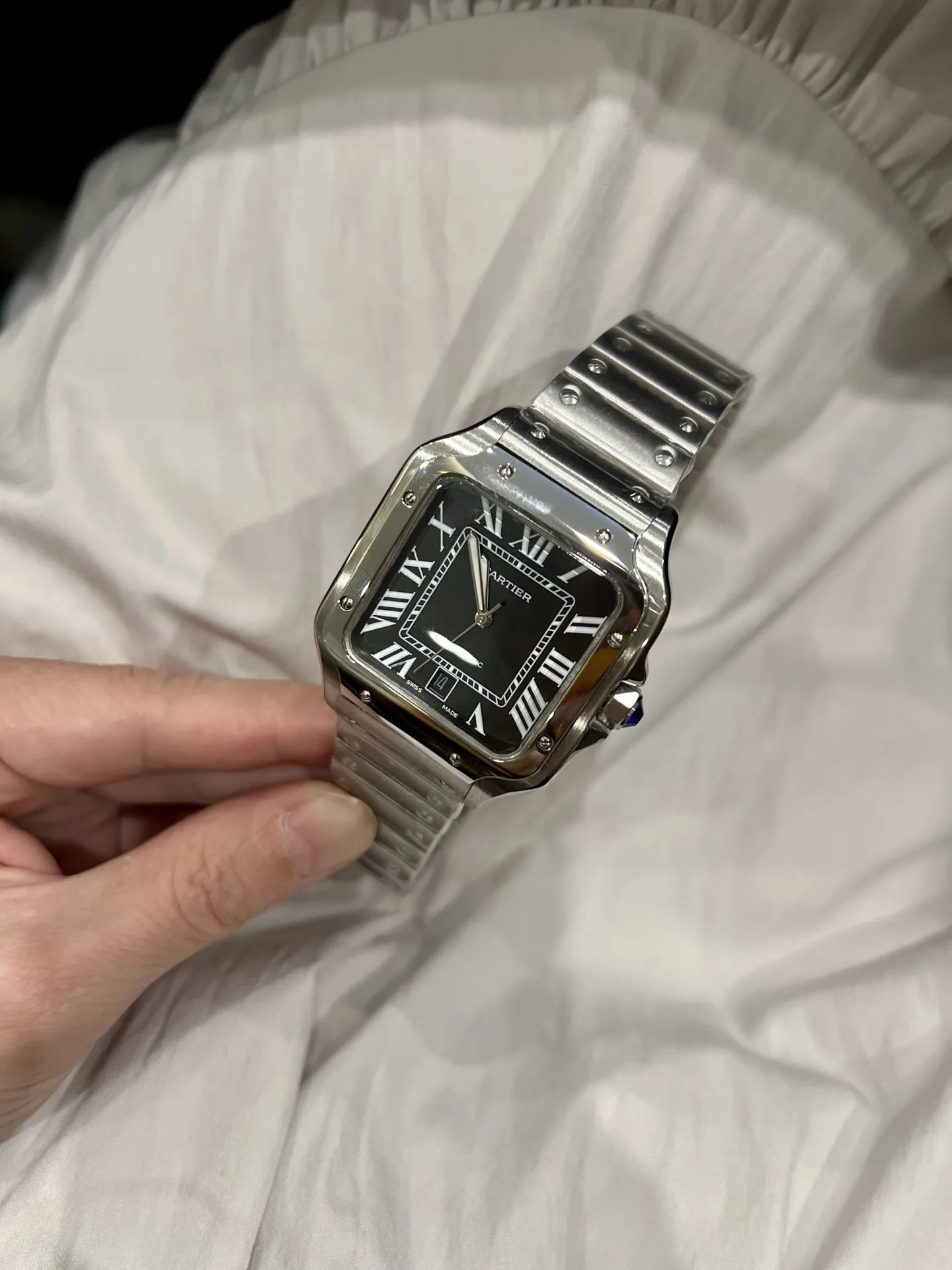 💰260(暂无金壳和女款 卡地亚Santos de Cartier腕表可以说是世界上第一枚真正意义上的腕表,迄今已有百年历史,1904年卡地亚推出了一枚可以佩戴在腕间的手表,并以挚友山度士的名字命名,这便是Santos腕表的由来。当时的所谓“腕表”不过是一些“权宜”的表款,就是是将怀表系在了手腕上,表冠仍旧位于12点钟位置!而山度士开创式的设计将表冠设计在3点钟位置,并在把头上镶嵌一颗天然尖晶石,幽蓝的光芒至今俘虏了无数消费者的心。今天给大家带来的就是18年最新升级款山度士,40mm表径,搭载全自动机械机芯,镀膜玻璃,30m防水,送礼自用佳品