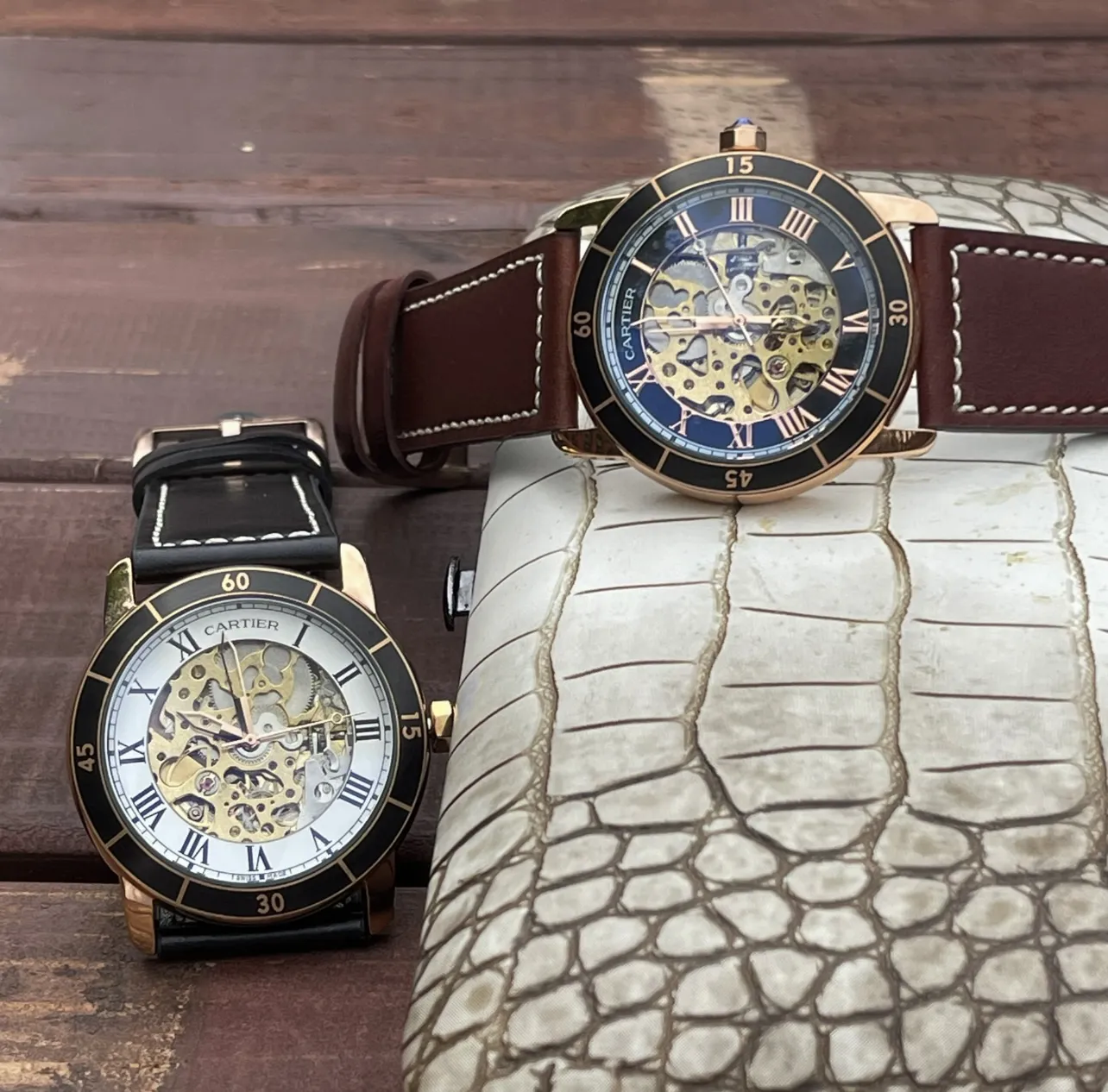 白皮540 玫+20 钢带+20卡地亚 Ronde de Cartier 自动机械镂空腕表 具有高雅别致、极具现代感的特点,佩戴能突出男士魅力,彰显气质。镂空机芯 精湛工艺 精雕细琢 超级品质 更添儒雅气息42mm*12mm 进口牛皮表带 佩戴舒适易搭衣服,上手足以应付各类场合