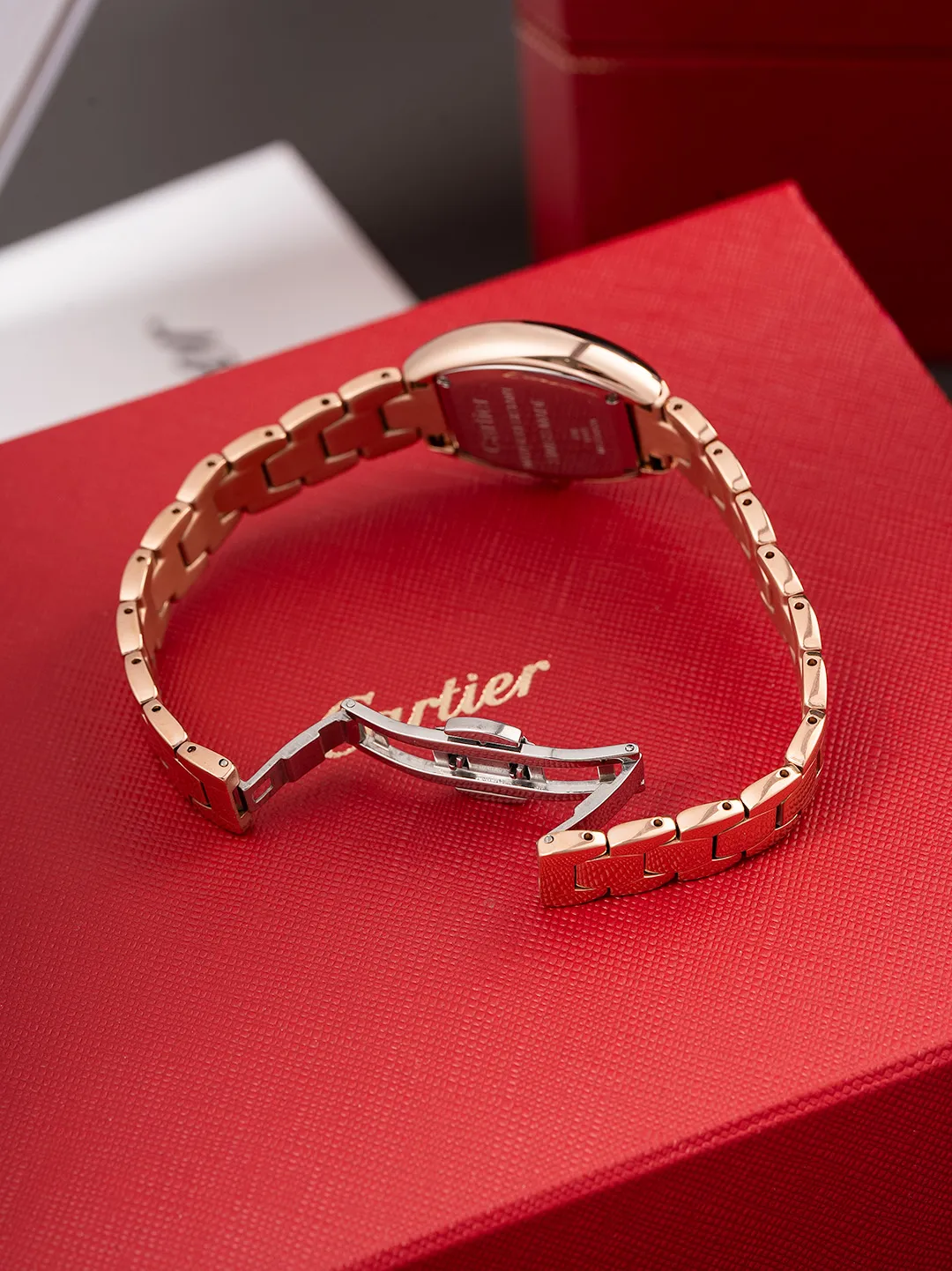 全面升级版到货，金银同价P490 🔺卡地亚🔻推出的Tonneau腕表，以酒桶为外形做一体成形表壳，较一般腕表小巧贴合手腕，由于看起来像酒桶一样，所以称为酒桶型表壳。卡地亚此款腕表对线条、形体等视觉感的掌握，甚至创作任何可能的新概念，除了倚赖自身累积的文化外，期间经过的发想与修正，卡地亚最后呈现的作品总令人惊艳。直径27mm 进口超薄C1CT-163瑞士石英机芯 原装保险开关扣 升级内容如下，机芯精简版C1Ct163正式面世，指针高度通过改良浓缩进一步压缩到了9个丝👍，姐妹们可搜索下能在机芯上加锆钻的，目前来看C1Ct163机芯能排全网第二，至于第一目前还尚未发现、字面重做由原来的13个丝压缩到6个丝位，才能腾出适当的高度去做美锆钻指针，研发不易且行且惜，此次只推出300套（限量版钻石指针）后续将不再推出了，实属吃力不讨好，费时又费脑，懂的姐妹们赶紧行动起来，忍不住吐槽下：定制钻石型指针，实属不易，耗时8个多月报废无数次试品才得以最终成型敲定，一切都因因梦而生，追求完美极致，只为展现腕间美美的您