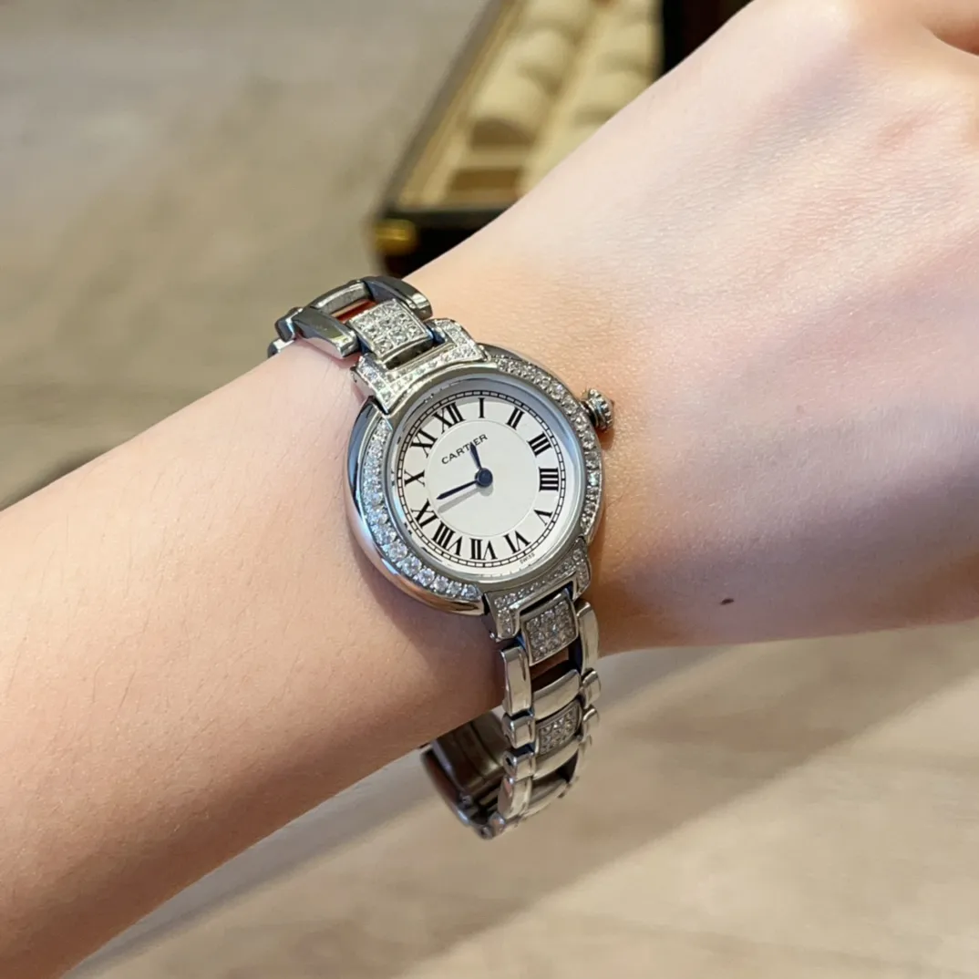 💰490 全面升级版到货🎺🎺🎺卡地亚-Cartier🌸🌸🌸托月盘的卡地亚沙特限量版，相信懂表的老玩家们都清楚，先有他的雏形后才有那万人空巷的蓝气球的诞生 表盘直径&mdash;&mdash;30mm 前沿～佛系XX厂家走访瑞士民间收藏坊才淘到这难得的限量版宝贝，一比一重新开模定制，最大限度的还原臻品 表壳三件套都与正品通用，整表厚度7.5mm，玻璃3点位月牙斜度是cnc雕刻，并非用模具压制，升级蓝宝石镜面耐磨高清