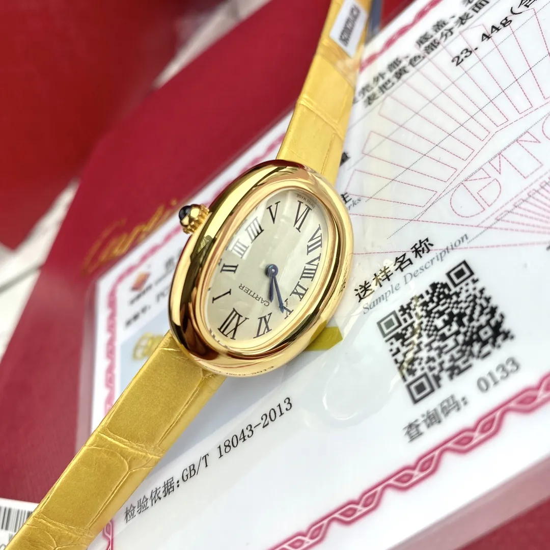 卡地亚新款!通体包18k黄金+美洲鳄鱼皮表带!卡家最新经典之作!Baignoire浴缸系列腕表,典雅欧风浴缸形状,完美演绎卡地亚的经典美学,涌现腕表设计的焕新力量!椭圆表壳,典雅欧美风浴缸形状,完美曲线,超高颜值,实物上手绝对让你大呼惊艳,OMG,这也太好看了吧! 公价超八万!整体气场相比蓝气球段位要高出不少…… Baignoire浴缸系列腕表,小号表款,石英机芯。精钢包18K黄金表壳。包18K黄金圆珠形表冠,镶嵌一颗凸圆形蓝宝石。镀银表盘,剑形蓝钢指针,蓝宝石水晶镜面。灰褐色鳄鱼皮表带,包18K黄金针扣式表扣。 表壳尺寸:32x26毫米 厚度:8毫米 防水深度3巴(约30米)生活防水