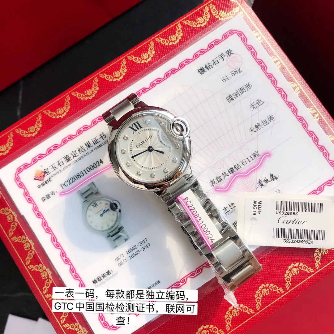 现货！批💰1400 卡地亚蓝气球石英内钻💎款 尺寸33mm 目前全球最火的款式之一。自戴送礼最强首选！表盘内镶嵌11颗真钻石，一表一证不重复！价格跟白捡没两样，底盖，吊牌，保卡，三码合一！最高版本 最好品质！不想拍太多细节，更不想说的太透，避免跟货，需要着重强调一下的是，这个货，市场五花八门的版本非常多，文案写的再华丽，货不给力也是白搭！支持任意对比！好货自己会说话！表壳采用专柜一样精钢材质。316l精钢表带 蓝宝石水晶玻璃镜面，高清晰度太阳纹钻面 1600摄氏度淬火而成的烧钢蓝剑形指针 ，鼓型把头宝石饱满渗透蓝光。各种细节百分百同步专柜！金属印记齐全，底盖表扣刻字清晰可见，就连把头护桥里面的凹槽也一模一样，最好的品质，最呆萌的价格。性价比超高 不影响二次销售支持无条件退换，终身保修