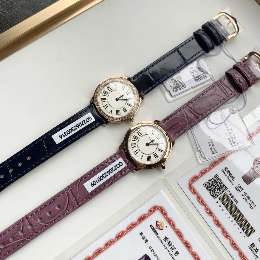 新春好礼🎁下单加赠意大利进口小牛皮🎆 新春款 伦敦29&lsquo;MM，包金 搭配美洲鳄鱼 ✈️ Cartier卡地亚RondeLouis石英玫瑰金鳄鱼皮表带手表 卡地亚伦敦新款系列全新推出，顶级原单品质！表盘直径：29mm 厚度：7.54mm，生活防水深度3巴（约30米）18K金版本，一表一证。保修卡三码一致卡地亚157原装石英机芯，走时精准。表带采用进口美洲鳄鱼皮🐊搭配原装针扣。佩戴舒适，质感上佳！卡家众多系列之中伦敦系列承袭圆润造型以罗马数字时标、剑形蓝钢指针搭配凸圆形表冠和轨道式分钟圈演绎卡地亚的经典时计美学 .最后说一下 这个货无论做工配件材质细节都是一流，非市场通货 支持任意对比。不满意支持任意退换！四色现货！