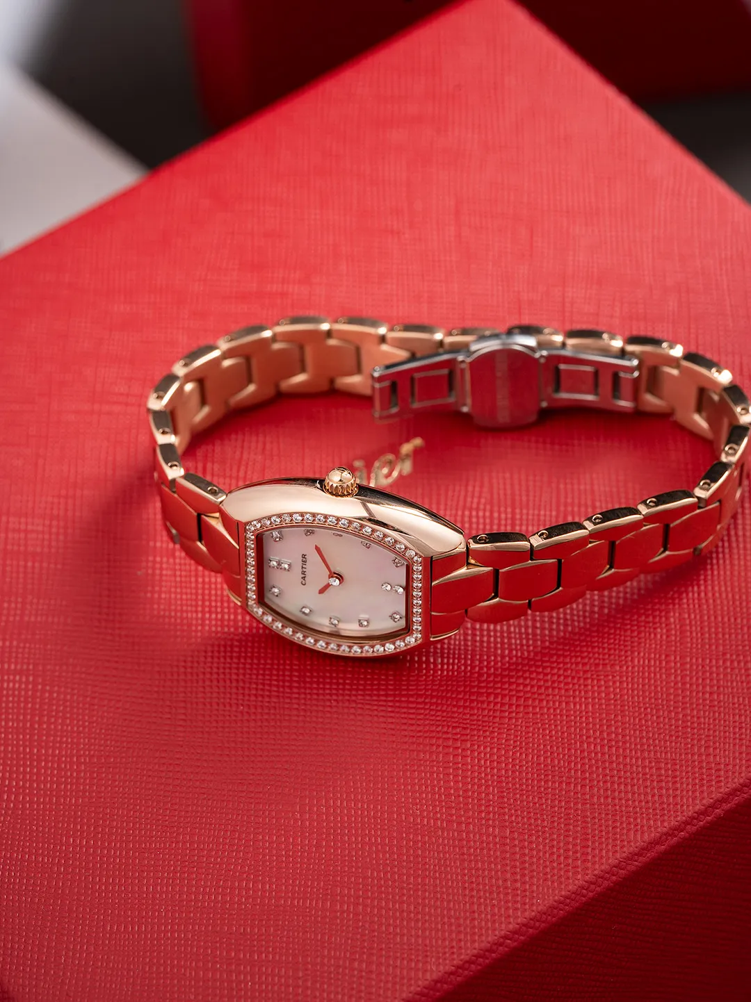 全面升级版到货，金银同价P490 🔺卡地亚🔻推出的Tonneau腕表，以酒桶为外形做一体成形表壳，较一般腕表小巧贴合手腕，由于看起来像酒桶一样，所以称为酒桶型表壳。卡地亚此款腕表对线条、形体等视觉感的掌握，甚至创作任何可能的新概念，除了倚赖自身累积的文化外，期间经过的发想与修正，卡地亚最后呈现的作品总令人惊艳。直径27mm 进口超薄C1CT-163瑞士石英机芯 原装保险开关扣 升级内容如下，机芯精简版C1Ct163正式面世，指针高度通过改良浓缩进一步压缩到了9个丝👍，姐妹们可搜索下能在机芯上加锆钻的，目前来看C1Ct163机芯能排全网第二，至于第一目前还尚未发现、字面重做由原来的13个丝压缩到6个丝位，才能腾出适当的高度去做美锆钻指针，研发不易且行且惜，此次只推出300套（限量版钻石指针）后续将不再推出了，实属吃力不讨好，费时又费脑，懂的姐妹们赶紧行动起来，忍不住吐槽下：定制钻石型指针，实属不易，耗时8个多月报废无数次试品才得以最终成型敲定，一切都因因梦而生，追求完美极致，只为展现腕间美美的您