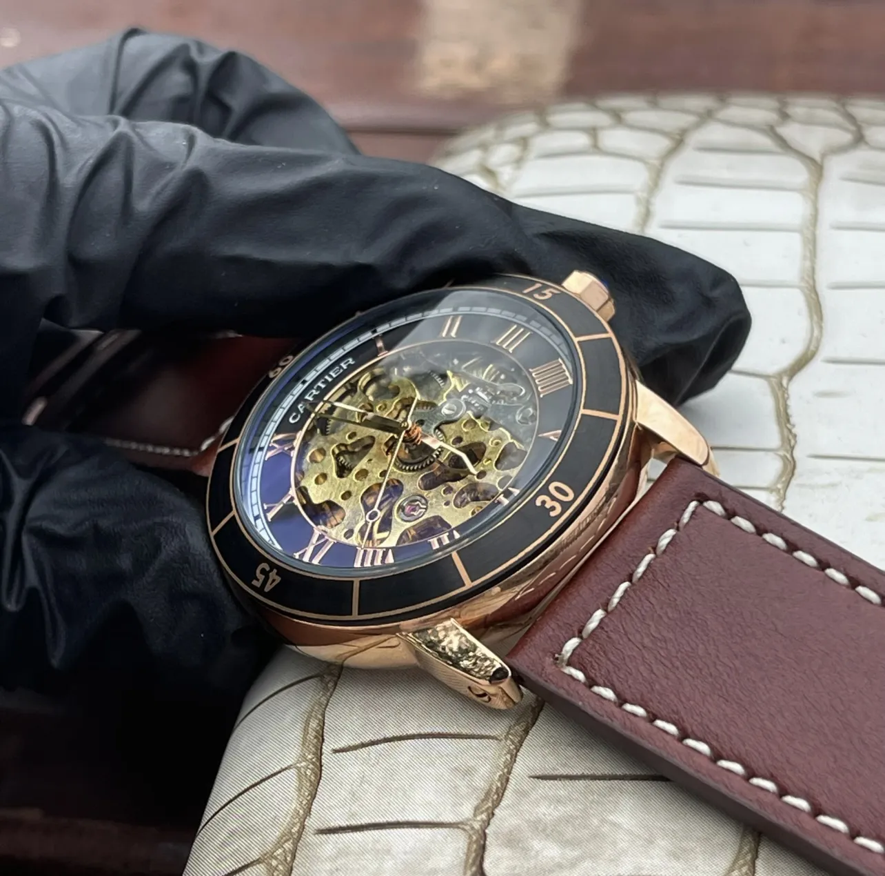 白皮540 玫+20 钢带+20卡地亚 Ronde de Cartier 自动机械镂空腕表 具有高雅别致、极具现代感的特点,佩戴能突出男士魅力,彰显气质。镂空机芯 精湛工艺 精雕细琢 超级品质 更添儒雅气息42mm*12mm 进口牛皮表带 佩戴舒适易搭衣服,上手足以应付各类场合