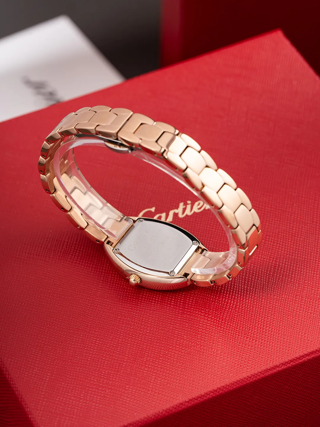 全面升级版到货,金银同价P490 🔺卡地亚🔻推出的Tonneau腕表,以酒桶为外形做一体成形表壳,较一般腕表小巧贴合手腕,由于看起来像酒桶一样,所以称为酒桶型表壳。卡地亚此款腕表对线条、形体等视觉感的掌握,甚至创作任何可能的新概念,除了倚赖自身累积的文化外,期间经过的发想与修正,卡地亚最后呈现的作品总令人惊艳。直径27mm 进口超薄C1CT-163瑞士石英机芯 原装保险开关扣 升级内容如下,机芯精简版C1Ct163正式面世,指针高度通过改良浓缩进一步压缩到了9个丝👍,姐妹们可搜索下能在机芯上加锆钻的,目前来看C1Ct163机芯能排全网第二,至于第一目前还尚未发现、字面重做由原来的13个丝压缩到6个丝位,才能腾出适当的高度去做美锆钻指针,研发不易且行且惜,此次只推出300套(限量版钻石指针)后续将不再推出了,实属吃力不讨好,费时又费脑,懂的姐妹们赶紧行动起来,忍不住吐槽下:定制钻石型指针,实属不易,耗时8个多月报废无数次试品才得以最终成型敲定,一切都因因梦而生,追求完美极致,只为展现腕间美美的您