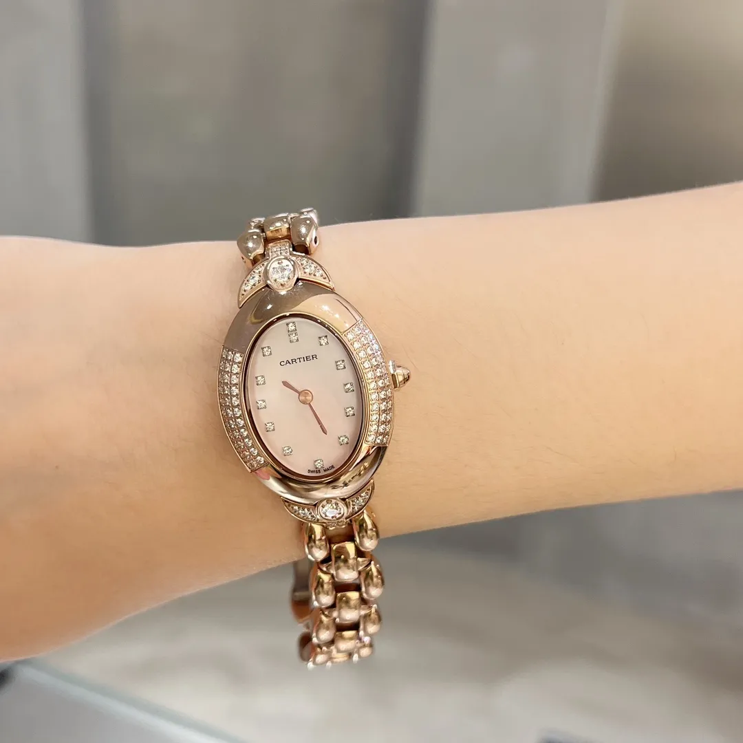 💰490 ❤️卡地亚-Cartier ❥镂空托月盘的卡地亚沙特限量版 ❥316精钢材质 ❥进口石英机芯 ❥表盘直径30mm，厚度7.5mm ❥相信懂表的老玩家们都清楚，先有他的雏形后才有那万人空巷的蓝气球的诞生 ，前沿～佛系XX厂家走访瑞士民间收藏坊才淘到这难得的限量版宝贝，一比一重新开模定制，最大限度的还原臻品 表壳三件套都与正品通用，玻璃3点位月牙斜度是cnc雕刻，并非用模具压制