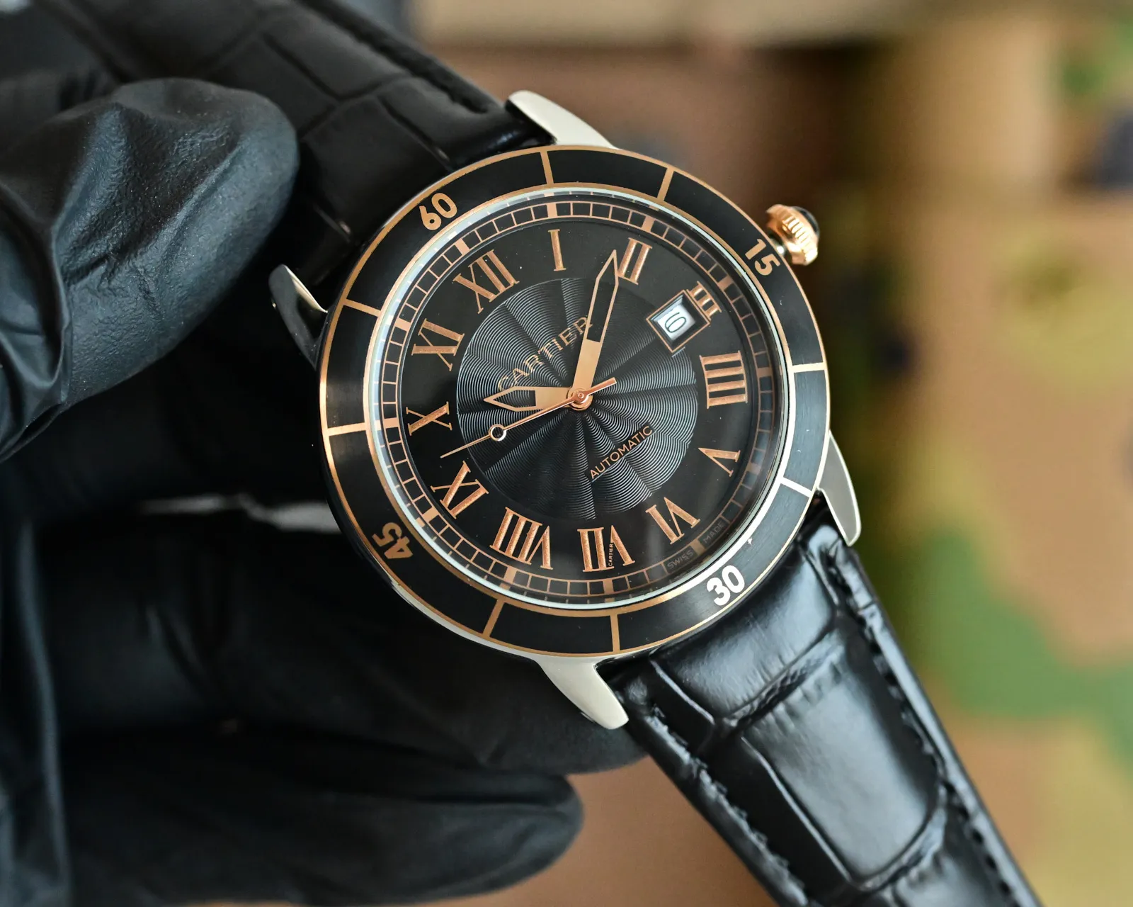 410 卡地亚 Ronde de Cartier 自动机械腕表 具有高雅别致、极具现代感的特点,佩戴能突出男士魅力,彰显气质。精湛工艺 精雕细琢 超级品质 更添儒雅气息42mm*11mm 进口牛皮表带 佩戴舒适易搭衣服,上手足以应付各类场合