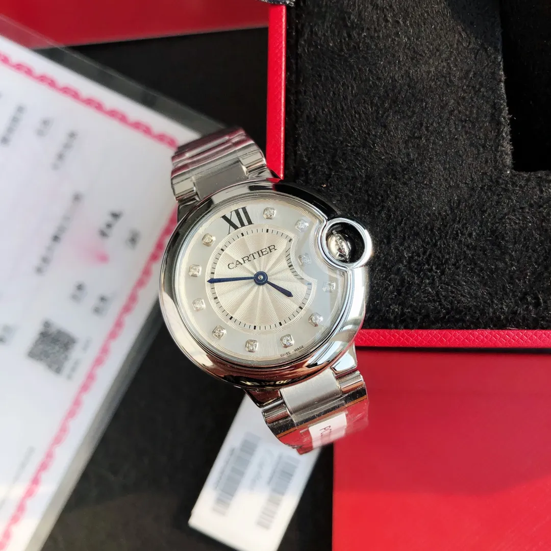现货!批💰1400 卡地亚蓝气球石英内钻💎款 尺寸33mm 目前全球最火的款式之一。自戴送礼最强首选!表盘内镶嵌11颗真钻石,一表一证不重复!价格跟白捡没两样,底盖,吊牌,保卡,三码合一!最高版本 最好品质!不想拍太多细节,更不想说的太透,避免跟货,需要着重强调一下的是,这个货,市场五花八门的版本非常多,文案写的再华丽,货不给力也是白搭!支持任意对比!好货自己会说话!表壳采用专柜一样精钢材质。316l精钢表带 蓝宝石水晶玻璃镜面,高清晰度太阳纹钻面 1600摄氏度淬火而成的烧钢蓝剑形指针 ,鼓型把头宝石饱满渗透蓝光。各种细节百分百同步专柜!金属印记齐全,底盖表扣刻字清晰可见,就连把头护桥里面的凹槽也一模一样,最好的品质,最呆萌的价格。性价比超高 不影响二次销售支持无条件退换,终身保修