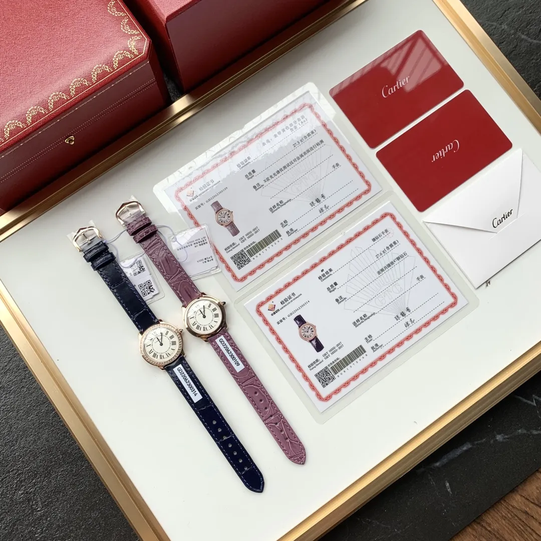 新春好礼🎁下单加赠意大利进口小牛皮🎆 新春款 伦敦29‘MM,包金 搭配美洲鳄鱼 ✈️ Cartier卡地亚RondeLouis石英玫瑰金鳄鱼皮表带手表 卡地亚伦敦新款系列全新推出,顶级原单品质!表盘直径:29mm 厚度:7.54mm,生活防水深度3巴(约30米)18K金版本,一表一证。保修卡三码一致卡地亚157原装石英机芯,走时精准。表带采用进口美洲鳄鱼皮🐊搭配原装针扣。佩戴舒适,质感上佳!卡家众多系列之中伦敦系列承袭圆润造型以罗马数字时标、剑形蓝钢指针搭配凸圆形表冠和轨道式分钟圈演绎卡地亚的经典时计美学 .最后说一下 这个货无论做工配件材质细节都是一流,非市场通货 支持任意对比。不满意支持任意退换!四色现货!