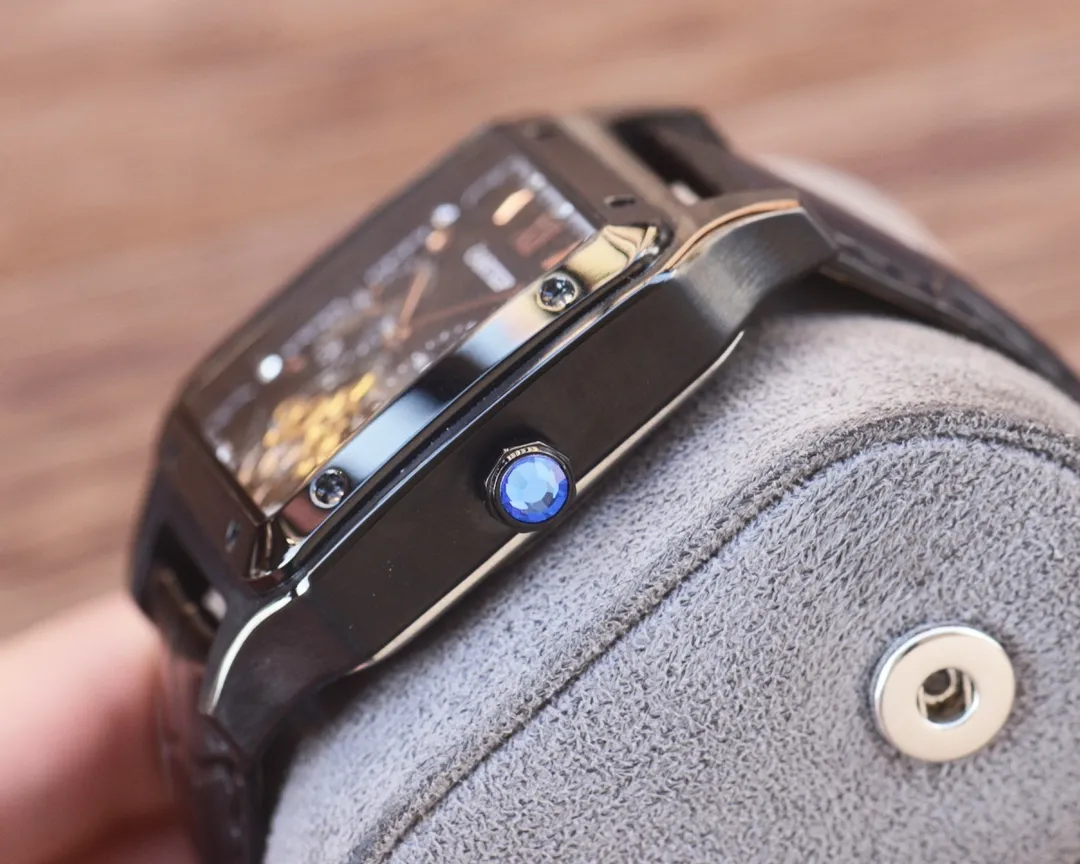 500 男人挚爱 镂空腕表⌚️ 【最新】：卡地亚🔥最佳设计🔥独家首发🔥 【类型】：精品男士腕表 【表带】：真牛皮表带 【机芯】：全自动机械机芯 【镜面】：矿物质强化玻璃（更高清） 品味高雅 浩瀚大气 匠心独运 腕间瑰宝 尺寸：直径41mm厚12mm热卖上市！欢迎转载！