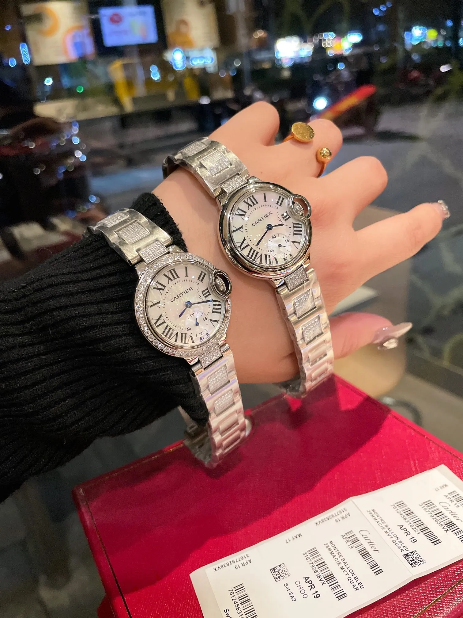 💰白300金320 圈口钻+20 表带钻+100 #鱼眼玻璃 33cm 匠心之作卡地亚蓝气球,精致33mm石英腕表,传统三针设计 星空运转 时间流淌 特殊工艺镶钻,个性 完美 搭配鱼眼玻璃 走时精准