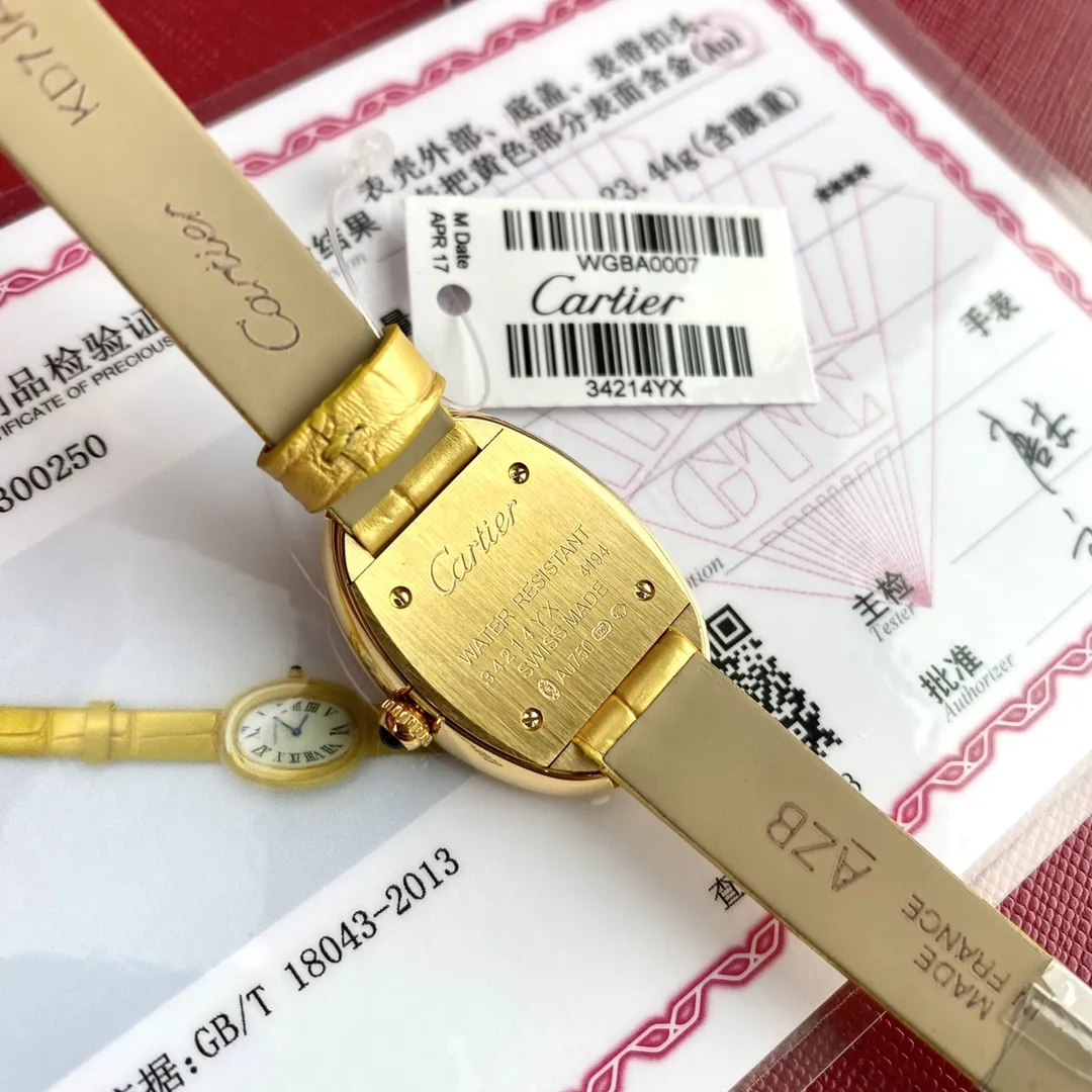 卡地亚新款！通体包18k黄金+美洲鳄鱼皮表带！卡家最新经典之作！Baignoire浴缸系列腕表，典雅欧风浴缸形状，完美演绎卡地亚的经典美学，涌现腕表设计的焕新力量！椭圆表壳，典雅欧美风浴缸形状，完美曲线，超高颜值，实物上手绝对让你大呼惊艳，OMG，这也太好看了吧！ 公价超八万！整体气场相比蓝气球段位要高出不少&hellip;&hellip; Baignoire浴缸系列腕表，小号表款，石英机芯。精钢包18K黄金表壳。包18K黄金圆珠形表冠，镶嵌一颗凸圆形蓝宝石。镀银表盘，剑形蓝钢指针，蓝宝石水晶镜面。灰褐色鳄鱼皮表带，包18K黄金针扣式表扣。 表壳尺寸：32x26毫米 厚度：8毫米 防水深度3巴（约30米）生活防水