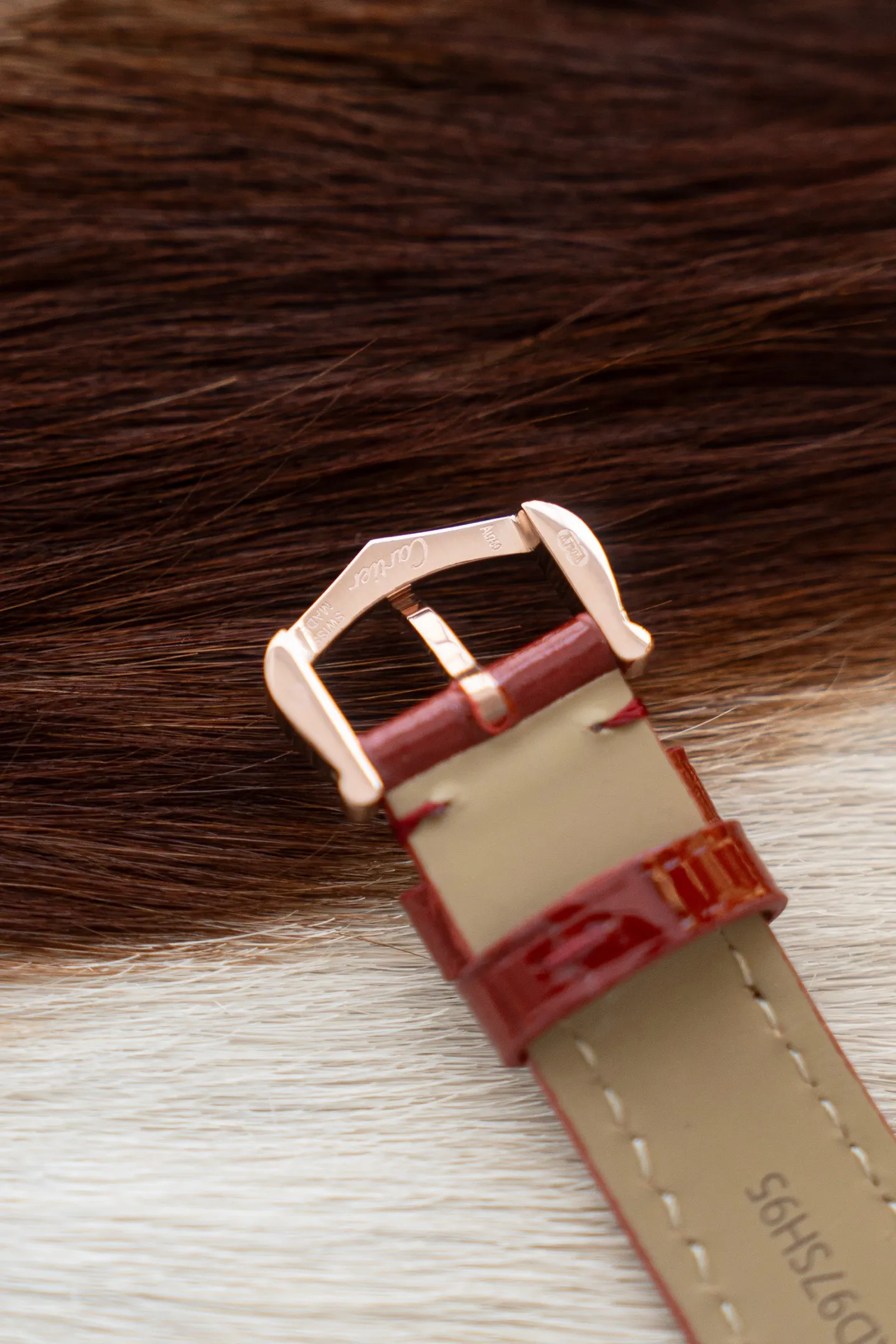 【钻石镶嵌莫桑钻石，蓝宝石镜片，瑞士石英机，出货配卡片证书，送绒布包装袋】 卡地亚全新推出的TankMust腕表。It Must be a TANK在所有经典的卡地亚坦克腕表里面，如果要拥有一只作为日常每天戴的腕表，我肯定选TANK Solo，而现在这件事可能会被2021年最新的TANK MUST改观今年，品牌推出了全新的TankMust系列腕表，这款TankMust系列腕表，同样采用品牌标志性的方形表壳29.5mmx22mm，表盘镀银及剑形蓝钢指针，蓝宝石玻璃以及在表冠上镶嵌的独一无二蓝色尖晶石设计加粒面小牛皮表带，瑞士🇨🇭ETA金机石英机芯，相较于之前的线条处理更为圆润、流畅。此外，腕表还配备了表带快拆功能，这一设计也大大的增加了日常佩戴的舒适性和便利性、做到三码合一.