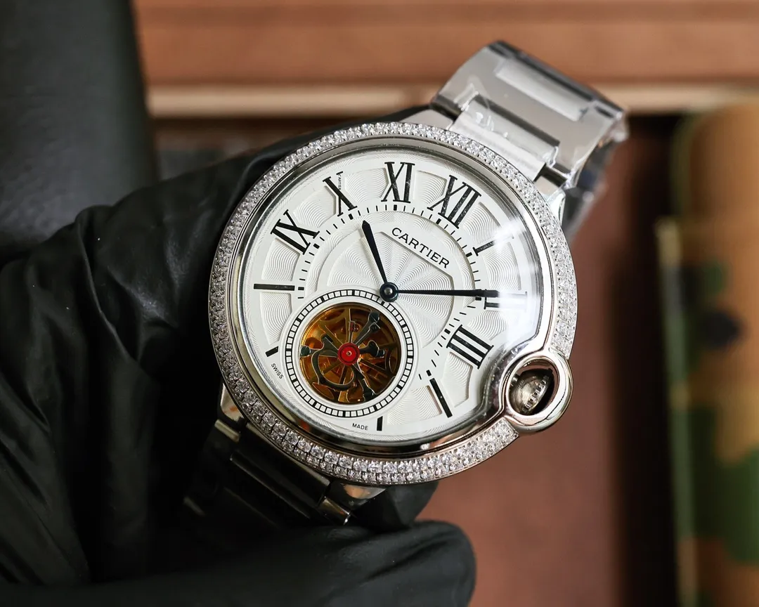 白皮500 玫皮520 白钢530 钻+50 卡地亚 Cartier♠️全自动机械🃏头层小牛皮🍴拱形蓝光玻璃🔳43*14mm✒️岁月与商场的历练雕塑出的轮廓🎴续演着霸道总裁的优雅传奇 driver de cartier ❗