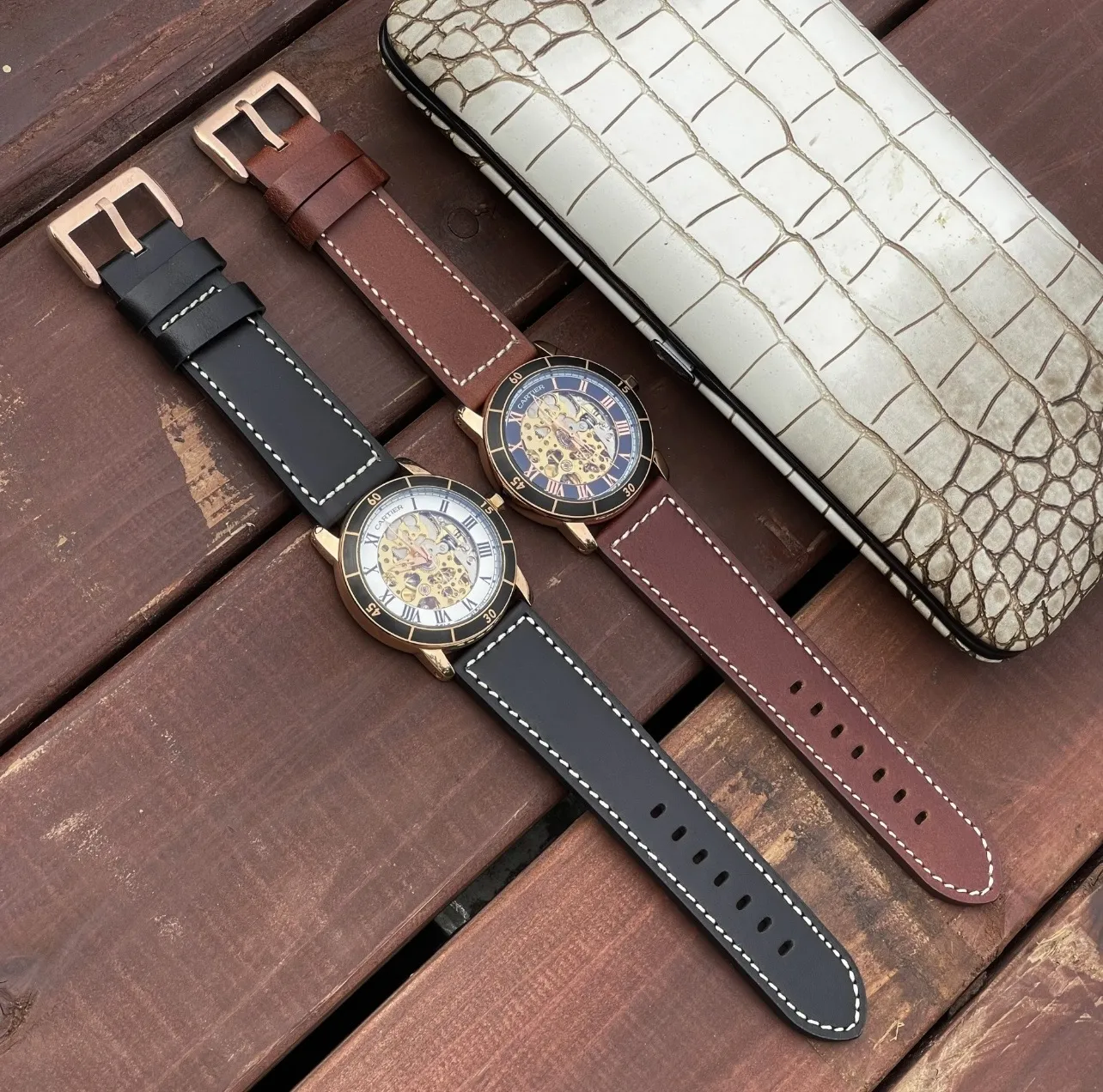 白皮540 玫+20 钢带+20卡地亚 Ronde de Cartier 自动机械镂空腕表 具有高雅别致、极具现代感的特点,佩戴能突出男士魅力,彰显气质。镂空机芯 精湛工艺 精雕细琢 超级品质 更添儒雅气息42mm*12mm 进口牛皮表带 佩戴舒适易搭衣服,上手足以应付各类场合