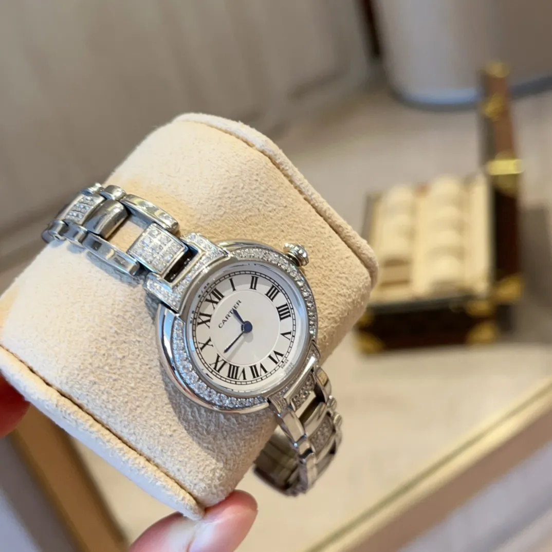 💰490 全面升级版到货🎺🎺🎺卡地亚-Cartier🌸🌸🌸托月盘的卡地亚沙特限量版，相信懂表的老玩家们都清楚，先有他的雏形后才有那万人空巷的蓝气球的诞生 表盘直径&mdash;&mdash;30mm 前沿～佛系XX厂家走访瑞士民间收藏坊才淘到这难得的限量版宝贝，一比一重新开模定制，最大限度的还原臻品 表壳三件套都与正品通用，整表厚度7.5mm，玻璃3点位月牙斜度是cnc雕刻，并非用模具压制，升级蓝宝石镜面耐磨高清