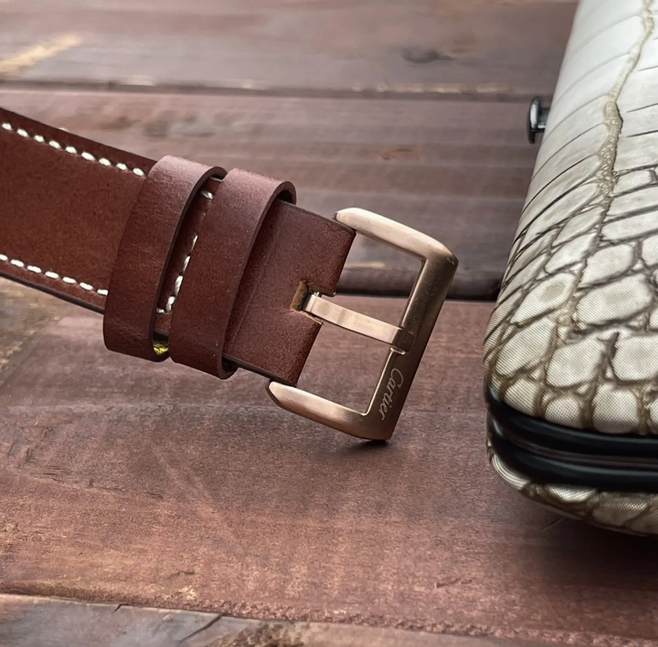 白皮540 玫+20 钢带+20卡地亚 Ronde de Cartier 自动机械镂空腕表 具有高雅别致、极具现代感的特点,佩戴能突出男士魅力,彰显气质。镂空机芯 精湛工艺 精雕细琢 超级品质 更添儒雅气息42mm*12mm 进口牛皮表带 佩戴舒适易搭衣服,上手足以应付各类场合