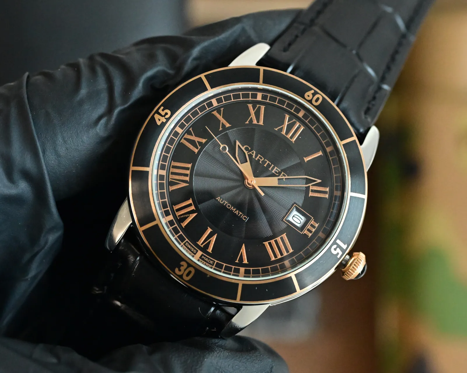 410 卡地亚 Ronde de Cartier 自动机械腕表 具有高雅别致、极具现代感的特点，佩戴能突出男士魅力，彰显气质。精湛工艺 精雕细琢 超级品质 更添儒雅气息42mm*11mm 进口牛皮表带 佩戴舒适易搭衣服，上手足以应付各类场合