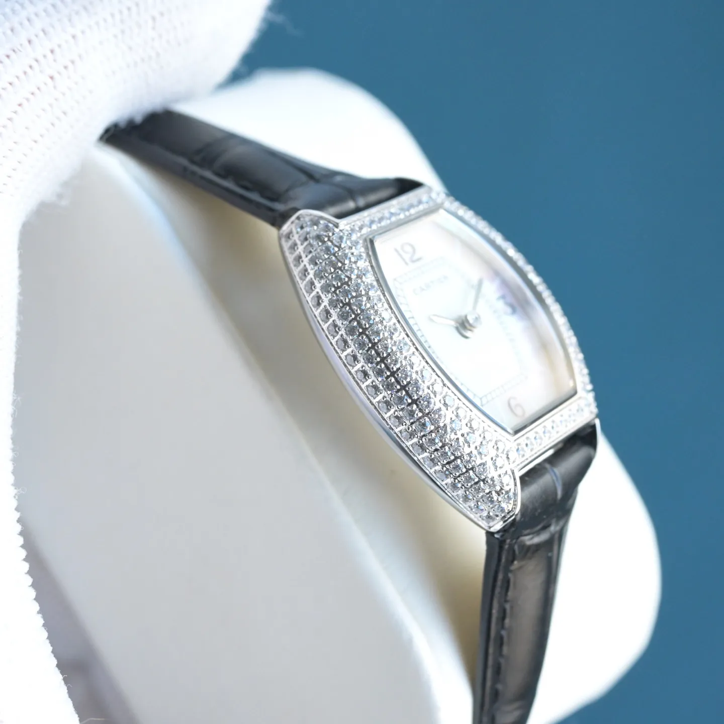 P550 卡地亚-Cartier ，Mini lady 酒桶型，采用原装进口瑞士石英机芯，法国蓝宝石水晶镜面，表壳镶满施华洛世奇真水钻18K金工艺，牛皮表带 ，外型精巧别致，360度惊艳，上手效果极佳，精致奢华有内涵！直径：27.5*33 mm 厚度：6.3mm（升级内容如下，机芯精简版C1Ct163正式面世，指针高度通过改良浓缩进一步压缩到了9.2个丝👍，姐妹们可搜索下能在机芯上加锆钻的，目前来看C1Ct163机芯能排第二，至于第一目前搜遍全网还尚未发现、字面重做由原来的18个丝压缩到7个丝位，才能腾出适当的高度去做锆钻指针，研发不易且行且惜，此次只推出300套（限量版钻石型指针）后续恐将不再推出了，实属吃力不讨好，费时又费脑，懂的姐妹们赶紧行动起来，忍不住吐槽下：耗时8个多月报废无数次试品才得以最终敲定成型定模，一切只因因梦而生，力求完美极致，展现腕间美美的您🎀🎀🎀