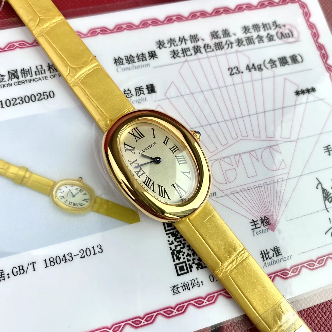 卡地亚新款！通体包18k黄金+美洲鳄鱼皮表带！卡家最新经典之作！Baignoire浴缸系列腕表，典雅欧风浴缸形状，完美演绎卡地亚的经典美学，涌现腕表设计的焕新力量！椭圆表壳，典雅欧美风浴缸形状，完美曲线，超高颜值，实物上手绝对让你大呼惊艳，OMG，这也太好看了吧！ 公价超八万！整体气场相比蓝气球段位要高出不少&hellip;&hellip; Baignoire浴缸系列腕表，小号表款，石英机芯。精钢包18K黄金表壳。包18K黄金圆珠形表冠，镶嵌一颗凸圆形蓝宝石。镀银表盘，剑形蓝钢指针，蓝宝石水晶镜面。灰褐色鳄鱼皮表带，包18K黄金针扣式表扣。 表壳尺寸：32x26毫米 厚度：8毫米 防水深度3巴（约30米）生活防水