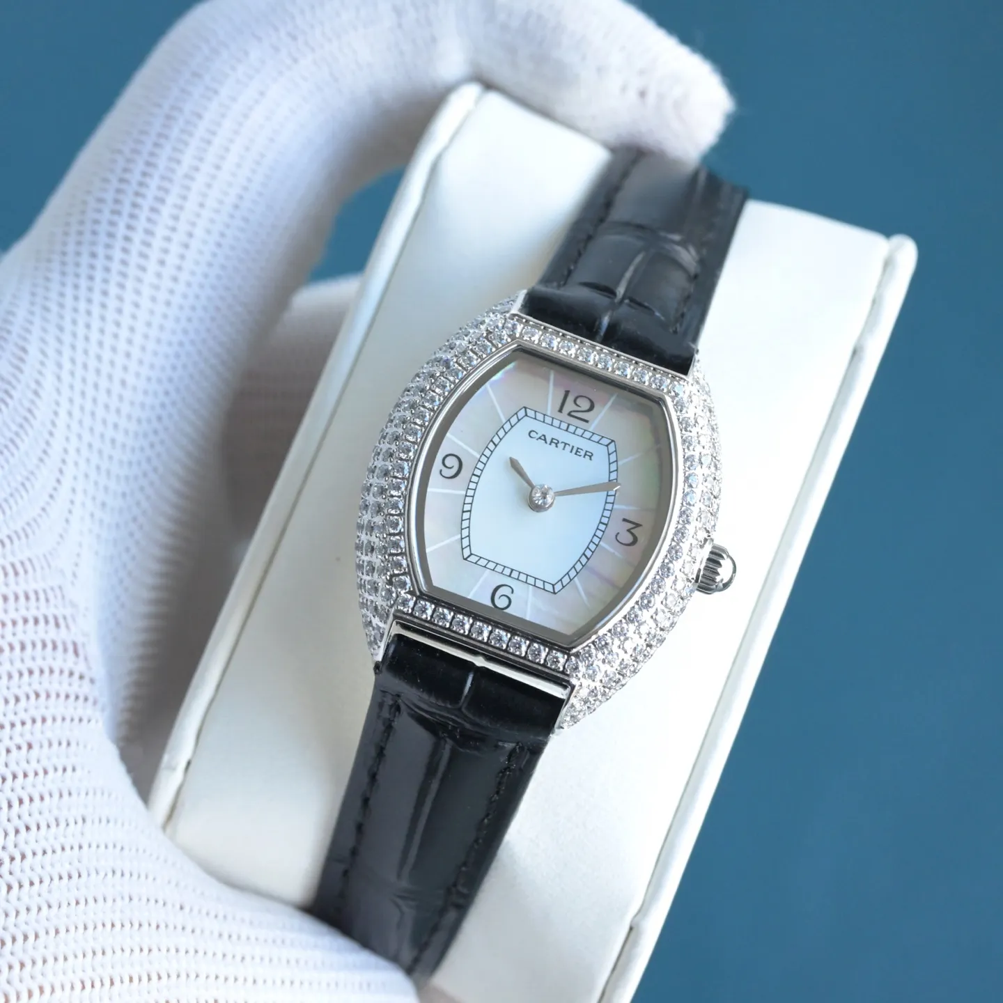 P550 卡地亚-Cartier ,Mini lady 酒桶型,采用原装进口瑞士石英机芯,法国蓝宝石水晶镜面,表壳镶满施华洛世奇真水钻18K金工艺,牛皮表带 ,外型精巧别致,360度惊艳,上手效果极佳,精致奢华有内涵!直径:27.5*33 mm 厚度:6.3mm(升级内容如下,机芯精简版C1Ct163正式面世,指针高度通过改良浓缩进一步压缩到了9.2个丝👍,姐妹们可搜索下能在机芯上加锆钻的,目前来看C1Ct163机芯能排第二,至于第一目前搜遍全网还尚未发现、字面重做由原来的18个丝压缩到7个丝位,才能腾出适当的高度去做锆钻指针,研发不易且行且惜,此次只推出300套(限量版钻石型指针)后续恐将不再推出了,实属吃力不讨好,费时又费脑,懂的姐妹们赶紧行动起来,忍不住吐槽下:耗时8个多月报废无数次试品才得以最终敲定成型定模,一切只因因梦而生,力求完美极致,展现腕间美美的您🎀🎀🎀