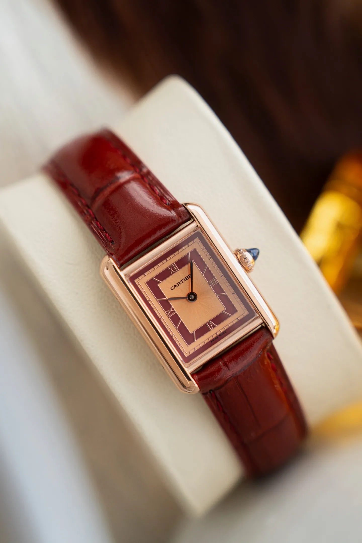 【钻石镶嵌莫桑钻石，蓝宝石镜片，瑞士石英机，出货配卡片证书，送绒布包装袋】 卡地亚全新推出的TankMust腕表。It Must be a TANK在所有经典的卡地亚坦克腕表里面，如果要拥有一只作为日常每天戴的腕表，我肯定选TANK Solo，而现在这件事可能会被2021年最新的TANK MUST改观今年，品牌推出了全新的TankMust系列腕表，这款TankMust系列腕表，同样采用品牌标志性的方形表壳29.5mmx22mm，表盘镀银及剑形蓝钢指针，蓝宝石玻璃以及在表冠上镶嵌的独一无二蓝色尖晶石设计加粒面小牛皮表带，瑞士🇨🇭ETA金机石英机芯，相较于之前的线条处理更为圆润、流畅。此外，腕表还配备了表带快拆功能，这一设计也大大的增加了日常佩戴的舒适性和便利性、做到三码合一.