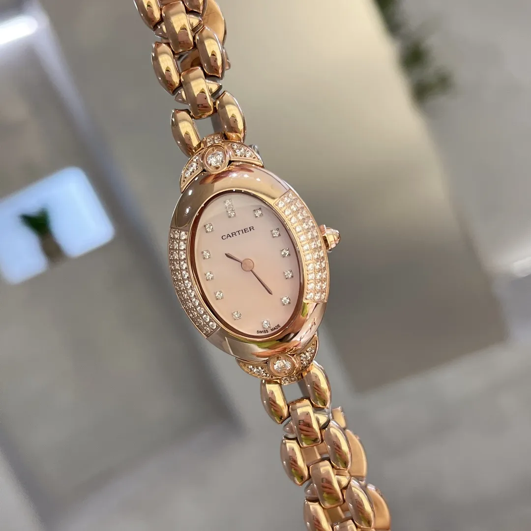 💰490 ❤️卡地亚-Cartier ❥镂空托月盘的卡地亚沙特限量版 ❥316精钢材质 ❥进口石英机芯 ❥表盘直径30mm,厚度7.5mm ❥相信懂表的老玩家们都清楚,先有他的雏形后才有那万人空巷的蓝气球的诞生 ,前沿~佛系XX厂家走访瑞士民间收藏坊才淘到这难得的限量版宝贝,一比一重新开模定制,最大限度的还原臻品 表壳三件套都与正品通用,玻璃3点位月牙斜度是cnc雕刻,并非用模具压制