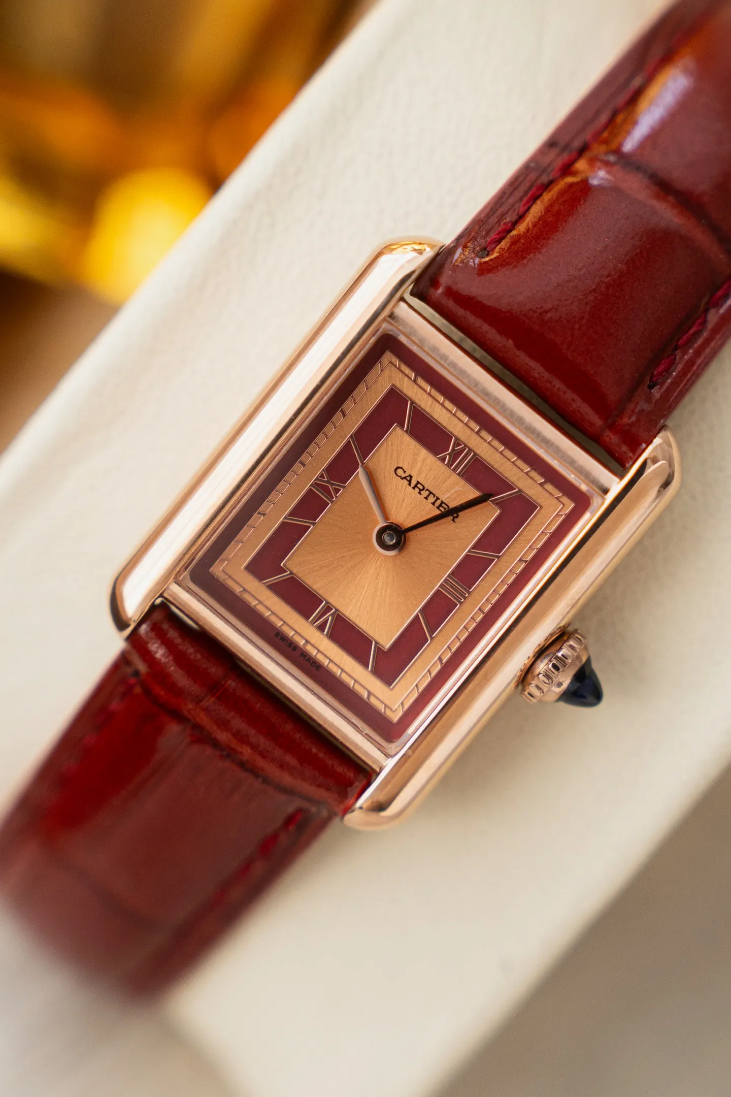 【钻石镶嵌莫桑钻石，蓝宝石镜片，瑞士石英机，出货配卡片证书，送绒布包装袋】 卡地亚全新推出的TankMust腕表。It Must be a TANK在所有经典的卡地亚坦克腕表里面，如果要拥有一只作为日常每天戴的腕表，我肯定选TANK Solo，而现在这件事可能会被2021年最新的TANK MUST改观今年，品牌推出了全新的TankMust系列腕表，这款TankMust系列腕表，同样采用品牌标志性的方形表壳29.5mmx22mm，表盘镀银及剑形蓝钢指针，蓝宝石玻璃以及在表冠上镶嵌的独一无二蓝色尖晶石设计加粒面小牛皮表带，瑞士🇨🇭ETA金机石英机芯，相较于之前的线条处理更为圆润、流畅。此外，腕表还配备了表带快拆功能，这一设计也大大的增加了日常佩戴的舒适性和便利性、做到三码合一.