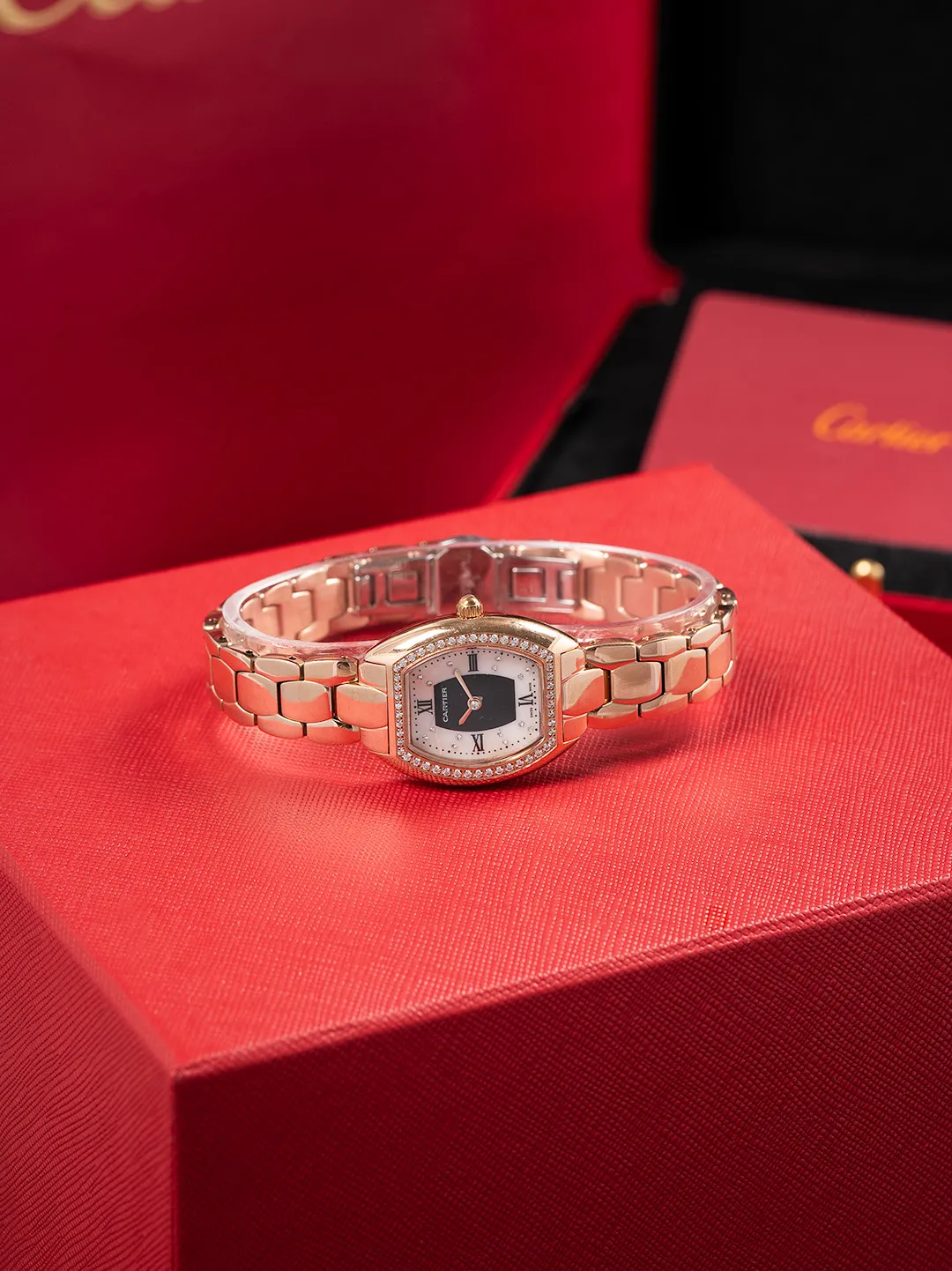 全面升级版到货，金银同价P490 🔺卡地亚🔻推出的Tonneau腕表，以酒桶为外形做一体成形表壳，较一般腕表小巧贴合手腕，由于看起来像酒桶一样，所以称为酒桶型表壳。卡地亚此款腕表对线条、形体等视觉感的掌握，甚至创作任何可能的新概念，除了倚赖自身累积的文化外，期间经过的发想与修正，卡地亚最后呈现的作品总令人惊艳。直径27mm 进口超薄C1CT-163瑞士石英机芯 原装保险开关扣 升级内容如下，机芯精简版C1Ct163正式面世，指针高度通过改良浓缩进一步压缩到了9个丝👍，姐妹们可搜索下能在机芯上加锆钻的，目前来看C1Ct163机芯能排全网第二，至于第一目前还尚未发现、字面重做由原来的13个丝压缩到6个丝位，才能腾出适当的高度去做美锆钻指针，研发不易且行且惜，此次只推出300套（限量版钻石指针）后续将不再推出了，实属吃力不讨好，费时又费脑，懂的姐妹们赶紧行动起来，忍不住吐槽下：定制钻石型指针，实属不易，耗时8个多月报废无数次试品才得以最终成型敲定，一切都因因梦而生，追求完美极致，只为展现腕间美美的您