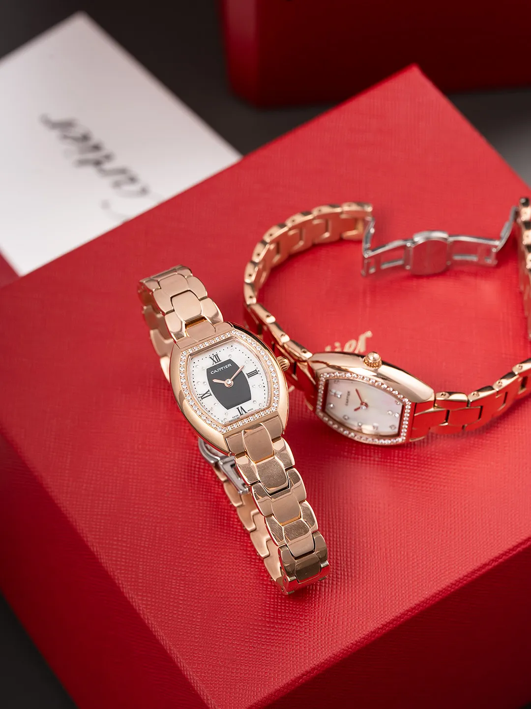 全面升级版到货，金银同价P490 🔺卡地亚🔻推出的Tonneau腕表，以酒桶为外形做一体成形表壳，较一般腕表小巧贴合手腕，由于看起来像酒桶一样，所以称为酒桶型表壳。卡地亚此款腕表对线条、形体等视觉感的掌握，甚至创作任何可能的新概念，除了倚赖自身累积的文化外，期间经过的发想与修正，卡地亚最后呈现的作品总令人惊艳。直径27mm 进口超薄C1CT-163瑞士石英机芯 原装保险开关扣 升级内容如下，机芯精简版C1Ct163正式面世，指针高度通过改良浓缩进一步压缩到了9个丝👍，姐妹们可搜索下能在机芯上加锆钻的，目前来看C1Ct163机芯能排全网第二，至于第一目前还尚未发现、字面重做由原来的13个丝压缩到6个丝位，才能腾出适当的高度去做美锆钻指针，研发不易且行且惜，此次只推出300套（限量版钻石指针）后续将不再推出了，实属吃力不讨好，费时又费脑，懂的姐妹们赶紧行动起来，忍不住吐槽下：定制钻石型指针，实属不易，耗时8个多月报废无数次试品才得以最终成型敲定，一切都因因梦而生，追求完美极致，只为展现腕间美美的您