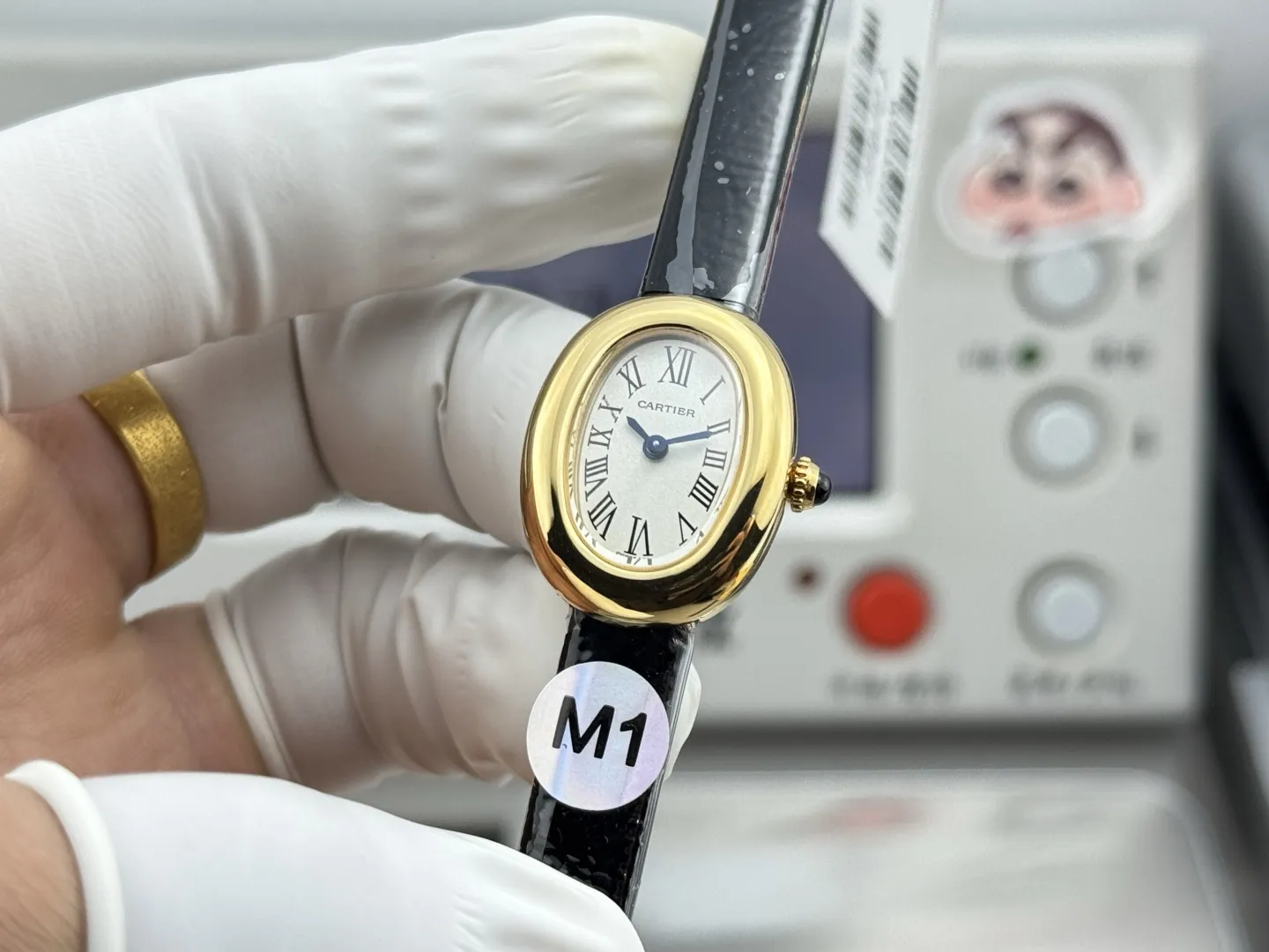 M1 Factory 卡地亚迷你浴缸,Cartier Mini Baignoire 长在每个人心尖上的审美。玲珑小巧却有极具辨识度,圆润流畅的椭园形表壳,金属光泽圆润细腻,折射出优雅与精致。独特迷你尺 寸24.6mm*18.7mm,搭配卡地亚经典的罗 马数字,烧钢蓝指针与蓝宝石浑圆表冠,简约 又不失细节。每一处设计都彰显品牌的传承 与匠心。轻盈服帖的圆弧形贴手腕设计,是 低调奢华的极致表现。无论单戴还是疊搭珠 宝都能轻松驾驭,不张扬却足以让人一眼记 住。这个就是迷你浴缸的魅力。M1出品,必属精品,致力于打造属于你命定的小金表。