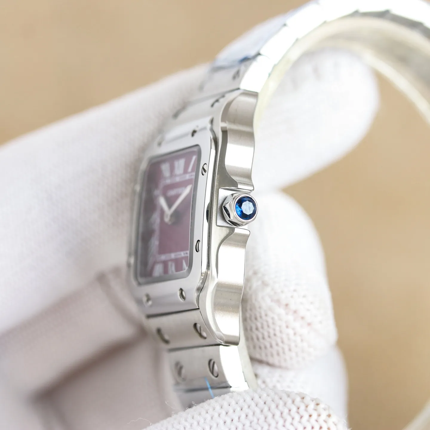 白1200-间金1250-全金1300 钻+100 CLF 卡地亚 迷你尺寸 女款山度士 表盘：镀银磨砂表盘 罗马数字时标 剑形蓝钢指针 蓝宝石水晶镜面 机芯:进口瑞士石英改Cal.157机芯 表壳：27mm✖️34.5mm✖️7.4mm 表带：QuickSwitch快拆式表链 &bull; 爱中性飒爽风，追求&ldquo;可盐可甜&rdquo;百搭感 &bull; 先锋、力量、都市摩登，帅得很有辨识度 &bull; 通勤+休闲切换 &bull; 刚柔并济，线条利落，男女通杀的中性风，为飞行员设计的传奇，工业风拉满，轨道式刻度，复古又带建筑美学