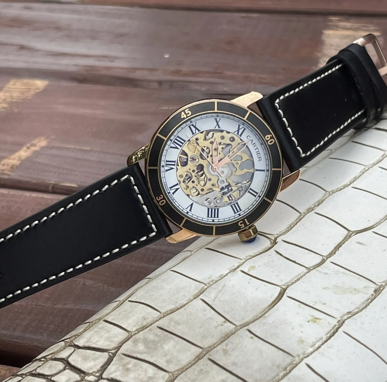 白皮540 玫+20 钢带+20卡地亚 Ronde de Cartier 自动机械镂空腕表 具有高雅别致、极具现代感的特点，佩戴能突出男士魅力，彰显气质。镂空机芯 精湛工艺 精雕细琢 超级品质 更添儒雅气息42mm*12mm 进口牛皮表带 佩戴舒适易搭衣服，上手足以应付各类场合