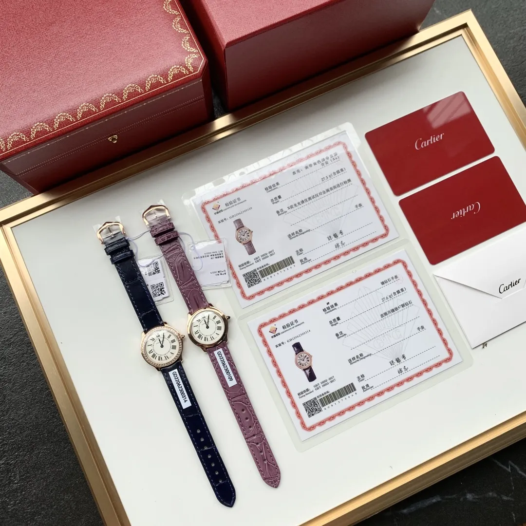 新春好礼🎁下单加赠意大利进口小牛皮🎆 新春款 伦敦29&lsquo;MM，包金 搭配美洲鳄鱼 ✈️ Cartier卡地亚RondeLouis石英玫瑰金鳄鱼皮表带手表 卡地亚伦敦新款系列全新推出，顶级原单品质！表盘直径：29mm 厚度：7.54mm，生活防水深度3巴（约30米）18K金版本，一表一证。保修卡三码一致卡地亚157原装石英机芯，走时精准。表带采用进口美洲鳄鱼皮🐊搭配原装针扣。佩戴舒适，质感上佳！卡家众多系列之中伦敦系列承袭圆润造型以罗马数字时标、剑形蓝钢指针搭配凸圆形表冠和轨道式分钟圈演绎卡地亚的经典时计美学 .最后说一下 这个货无论做工配件材质细节都是一流，非市场通货 支持任意对比。不满意支持任意退换！四色现货！