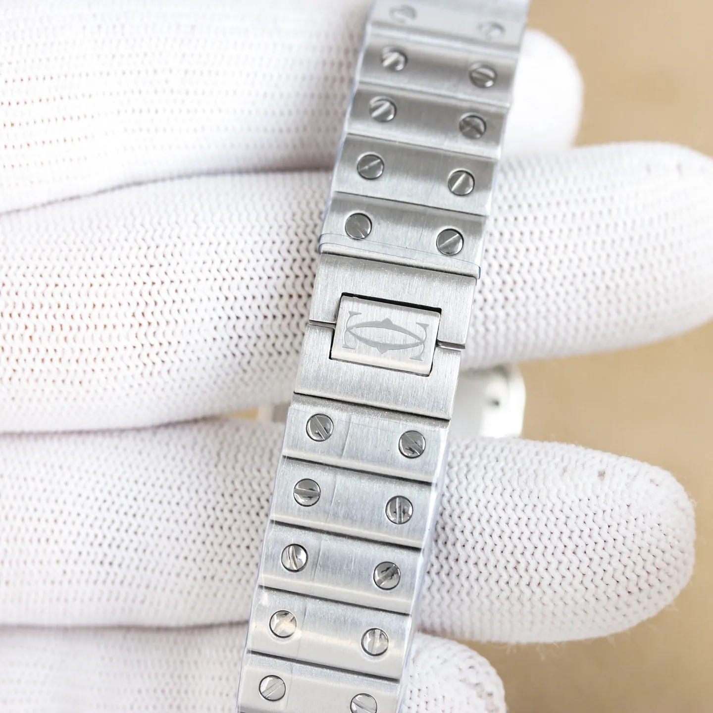 白1200-间金1250-全金1300 钻+100 CLF 卡地亚 迷你尺寸 女款山度士 表盘:镀银磨砂表盘 罗马数字时标 剑形蓝钢指针 蓝宝石水晶镜面 机芯:进口瑞士石英改Cal.157机芯 表壳:27mm✖️34.5mm✖️7.4mm 表带:QuickSwitch快拆式表链 • 爱中性飒爽风,追求“可盐可甜”百搭感 • 先锋、力量、都市摩登,帅得很有辨识度 • 通勤+休闲切换 • 刚柔并济,线条利落,男女通杀的中性风,为飞行员设计的传奇,工业风拉满,轨道式刻度,复古又带建筑美学