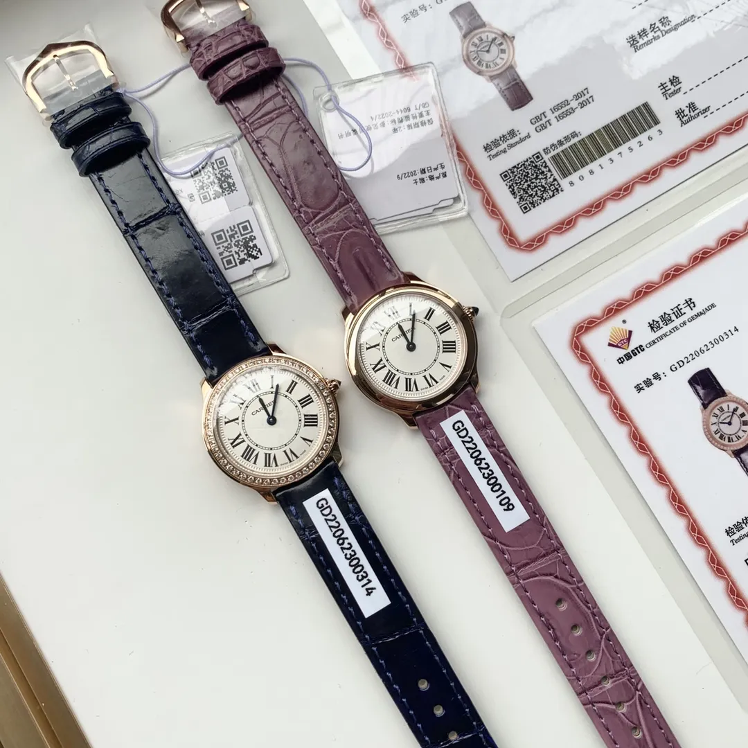 新春好礼🎁下单加赠意大利进口小牛皮🎆 新春款 伦敦29&lsquo;MM，包金 搭配美洲鳄鱼 ✈️ Cartier卡地亚RondeLouis石英玫瑰金鳄鱼皮表带手表 卡地亚伦敦新款系列全新推出，顶级原单品质！表盘直径：29mm 厚度：7.54mm，生活防水深度3巴（约30米）18K金版本，一表一证。保修卡三码一致卡地亚157原装石英机芯，走时精准。表带采用进口美洲鳄鱼皮🐊搭配原装针扣。佩戴舒适，质感上佳！卡家众多系列之中伦敦系列承袭圆润造型以罗马数字时标、剑形蓝钢指针搭配凸圆形表冠和轨道式分钟圈演绎卡地亚的经典时计美学 .最后说一下 这个货无论做工配件材质细节都是一流，非市场通货 支持任意对比。不满意支持任意退换！四色现货！