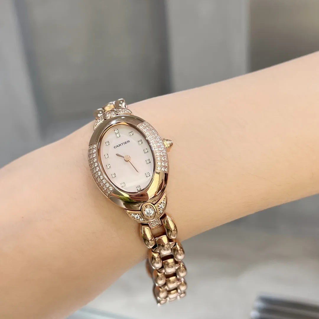 💰490 ❤️卡地亚-Cartier ❥镂空托月盘的卡地亚沙特限量版 ❥316精钢材质 ❥进口石英机芯 ❥表盘直径30mm，厚度7.5mm ❥相信懂表的老玩家们都清楚，先有他的雏形后才有那万人空巷的蓝气球的诞生 ，前沿～佛系XX厂家走访瑞士民间收藏坊才淘到这难得的限量版宝贝，一比一重新开模定制，最大限度的还原臻品 表壳三件套都与正品通用，玻璃3点位月牙斜度是cnc雕刻，并非用模具压制