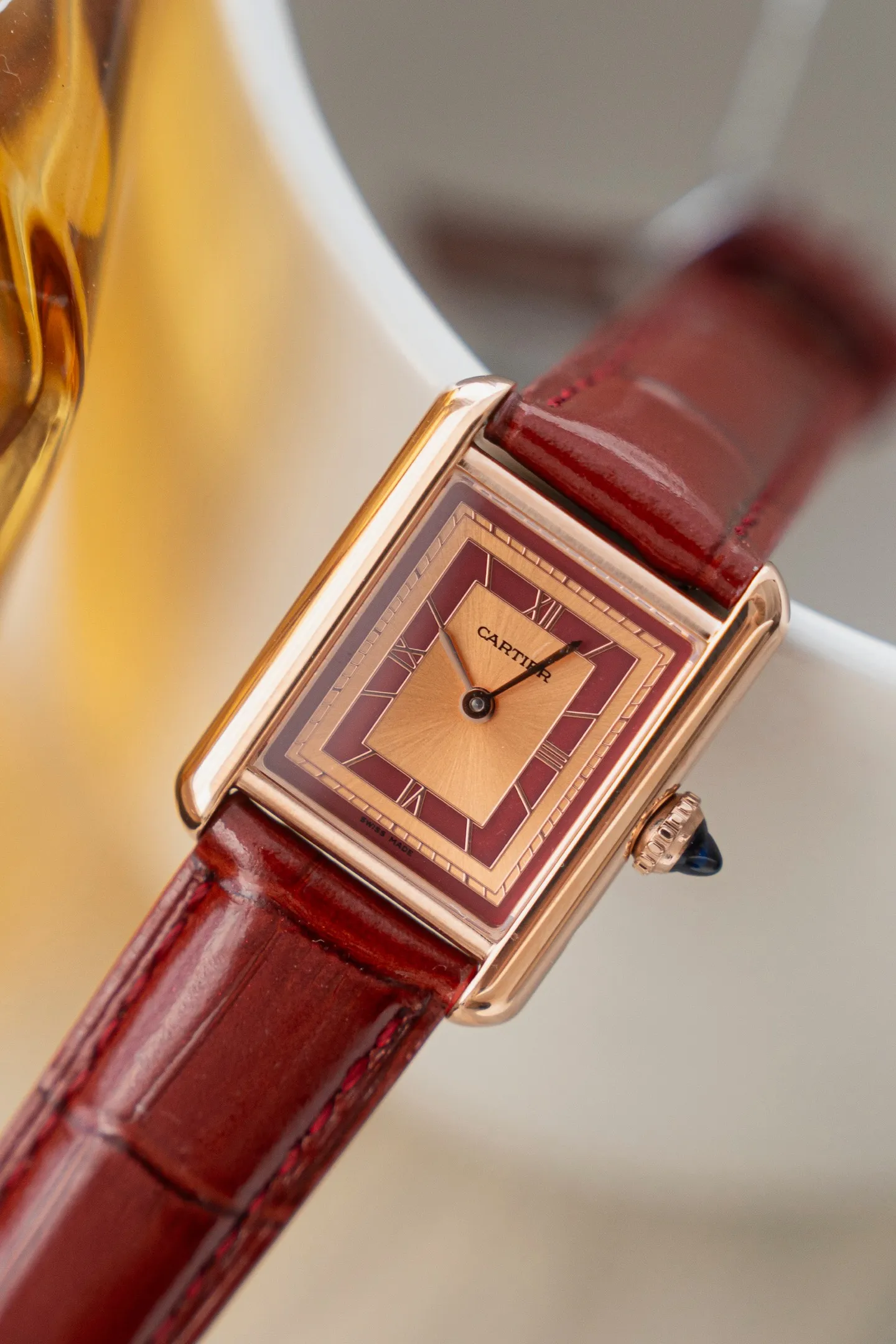 【钻石镶嵌莫桑钻石,蓝宝石镜片,瑞士石英机,出货配卡片证书,送绒布包装袋】 卡地亚全新推出的TankMust腕表。It Must be a TANK在所有经典的卡地亚坦克腕表里面,如果要拥有一只作为日常每天戴的腕表,我肯定选TANK Solo,而现在这件事可能会被2021年最新的TANK MUST改观今年,品牌推出了全新的TankMust系列腕表,这款TankMust系列腕表,同样采用品牌标志性的方形表壳29.5mmx22mm,表盘镀银及剑形蓝钢指针,蓝宝石玻璃以及在表冠上镶嵌的独一无二蓝色尖晶石设计加粒面小牛皮表带,瑞士🇨🇭ETA金机石英机芯,相较于之前的线条处理更为圆润、流畅。此外,腕表还配备了表带快拆功能,这一设计也大大的增加了日常佩戴的舒适性和便利性、做到三码合一.