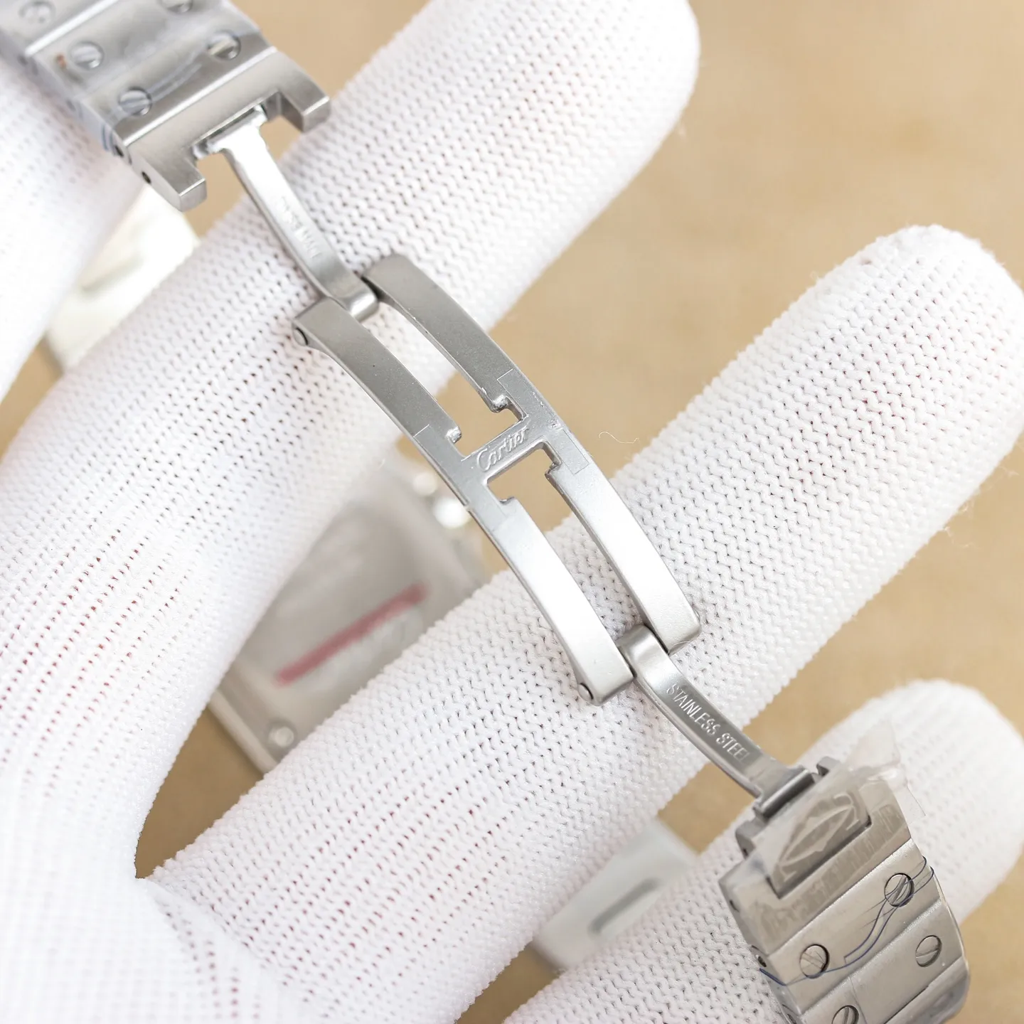 白1200-间金1250-全金1300 钻+100 CLF 卡地亚 迷你尺寸 女款山度士 表盘:镀银磨砂表盘 罗马数字时标 剑形蓝钢指针 蓝宝石水晶镜面 机芯:进口瑞士石英改Cal.157机芯 表壳:27mm✖️34.5mm✖️7.4mm 表带:QuickSwitch快拆式表链 • 爱中性飒爽风,追求“可盐可甜”百搭感 • 先锋、力量、都市摩登,帅得很有辨识度 • 通勤+休闲切换 • 刚柔并济,线条利落,男女通杀的中性风,为飞行员设计的传奇,工业风拉满,轨道式刻度,复古又带建筑美学