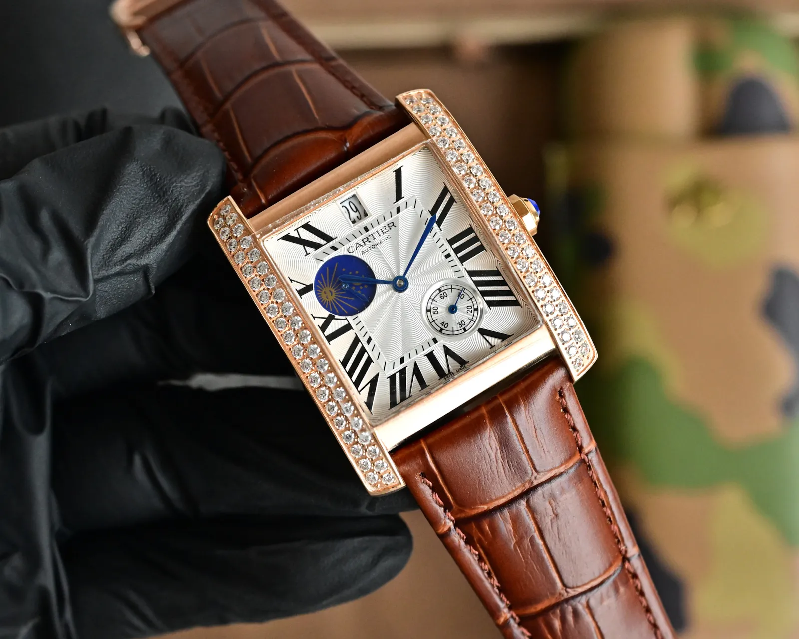 420 🎩卡地亚CARTIER 坦克系列 ⌚️34mm*12mmcal🃏自动上链机械机芯🔴️高强度蓝光玻璃🍴进口小牛皮原装按扣🎱任何人都可以打扮得光艳亮丽&spades;️但个人品味流露于穿着细节✒️