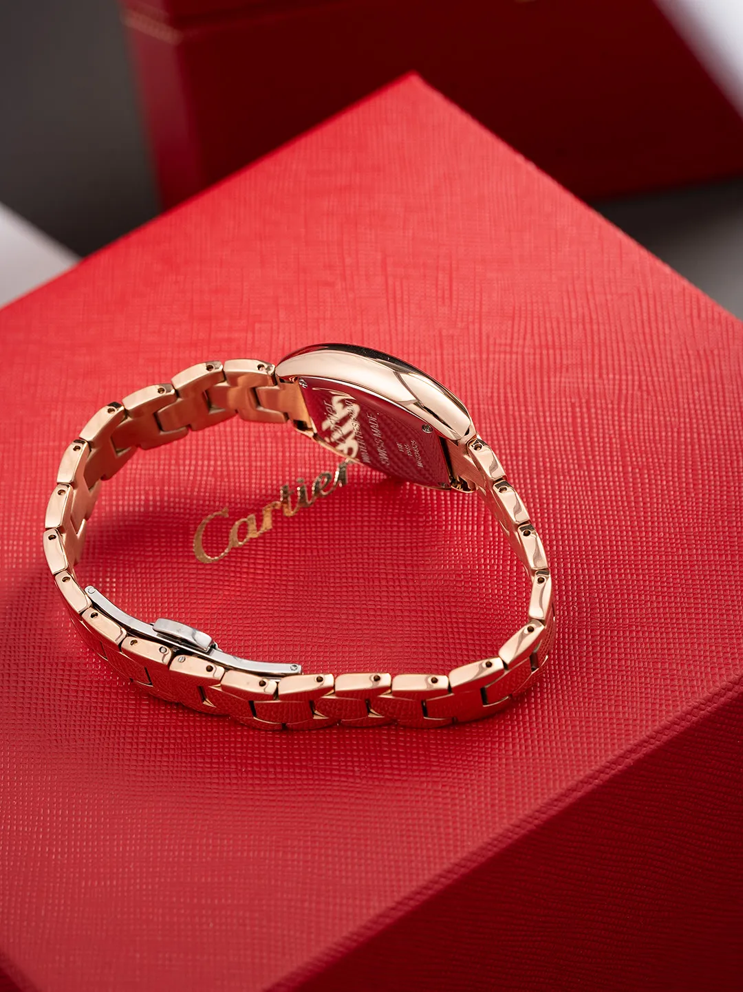 全面升级版到货,金银同价P490 🔺卡地亚🔻推出的Tonneau腕表,以酒桶为外形做一体成形表壳,较一般腕表小巧贴合手腕,由于看起来像酒桶一样,所以称为酒桶型表壳。卡地亚此款腕表对线条、形体等视觉感的掌握,甚至创作任何可能的新概念,除了倚赖自身累积的文化外,期间经过的发想与修正,卡地亚最后呈现的作品总令人惊艳。直径27mm 进口超薄C1CT-163瑞士石英机芯 原装保险开关扣 升级内容如下,机芯精简版C1Ct163正式面世,指针高度通过改良浓缩进一步压缩到了9个丝👍,姐妹们可搜索下能在机芯上加锆钻的,目前来看C1Ct163机芯能排全网第二,至于第一目前还尚未发现、字面重做由原来的13个丝压缩到6个丝位,才能腾出适当的高度去做美锆钻指针,研发不易且行且惜,此次只推出300套(限量版钻石指针)后续将不再推出了,实属吃力不讨好,费时又费脑,懂的姐妹们赶紧行动起来,忍不住吐槽下:定制钻石型指针,实属不易,耗时8个多月报废无数次试品才得以最终成型敲定,一切都因因梦而生,追求完美极致,只为展现腕间美美的您