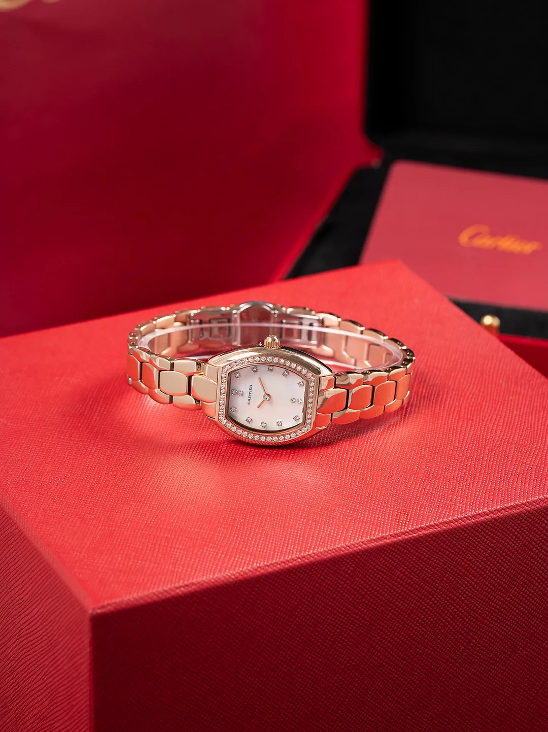 全面升级版到货，金银同价P490 🔺卡地亚🔻推出的Tonneau腕表，以酒桶为外形做一体成形表壳，较一般腕表小巧贴合手腕，由于看起来像酒桶一样，所以称为酒桶型表壳。卡地亚此款腕表对线条、形体等视觉感的掌握，甚至创作任何可能的新概念，除了倚赖自身累积的文化外，期间经过的发想与修正，卡地亚最后呈现的作品总令人惊艳。直径27mm 进口超薄C1CT-163瑞士石英机芯 原装保险开关扣 升级内容如下，机芯精简版C1Ct163正式面世，指针高度通过改良浓缩进一步压缩到了9个丝👍，姐妹们可搜索下能在机芯上加锆钻的，目前来看C1Ct163机芯能排全网第二，至于第一目前还尚未发现、字面重做由原来的13个丝压缩到6个丝位，才能腾出适当的高度去做美锆钻指针，研发不易且行且惜，此次只推出300套（限量版钻石指针）后续将不再推出了，实属吃力不讨好，费时又费脑，懂的姐妹们赶紧行动起来，忍不住吐槽下：定制钻石型指针，实属不易，耗时8个多月报废无数次试品才得以最终成型敲定，一切都因因梦而生，追求完美极致，只为展现腕间美美的您