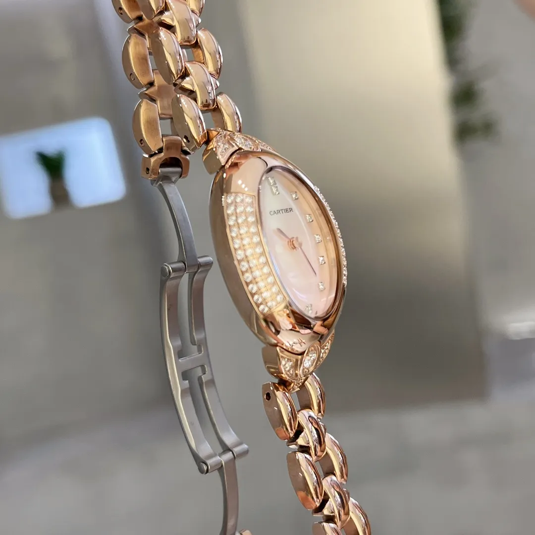 💰490 ❤️卡地亚-Cartier ❥镂空托月盘的卡地亚沙特限量版 ❥316精钢材质 ❥进口石英机芯 ❥表盘直径30mm,厚度7.5mm ❥相信懂表的老玩家们都清楚,先有他的雏形后才有那万人空巷的蓝气球的诞生 ,前沿~佛系XX厂家走访瑞士民间收藏坊才淘到这难得的限量版宝贝,一比一重新开模定制,最大限度的还原臻品 表壳三件套都与正品通用,玻璃3点位月牙斜度是cnc雕刻,并非用模具压制