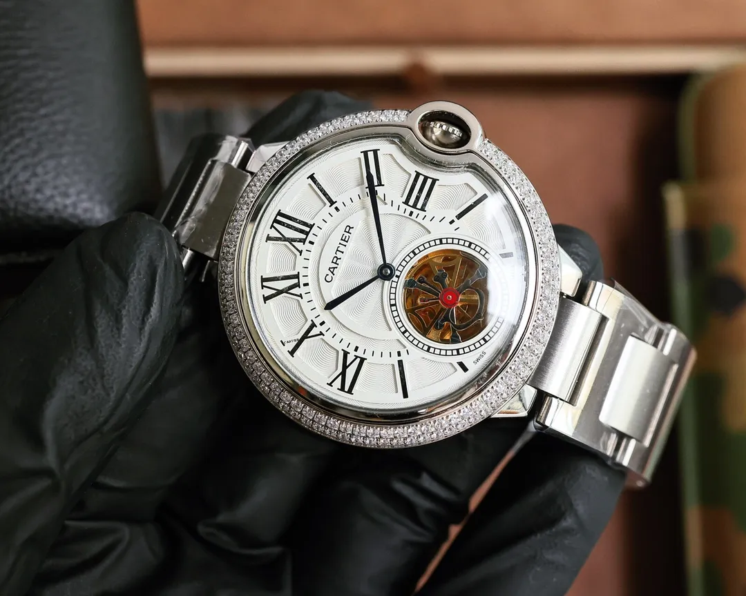 白皮500 玫皮520 白钢530 钻+50 卡地亚 Cartier♠️全自动机械🃏头层小牛皮🍴拱形蓝光玻璃🔳43*14mm✒️岁月与商场的历练雕塑出的轮廓🎴续演着霸道总裁的优雅传奇 driver de cartier ❗